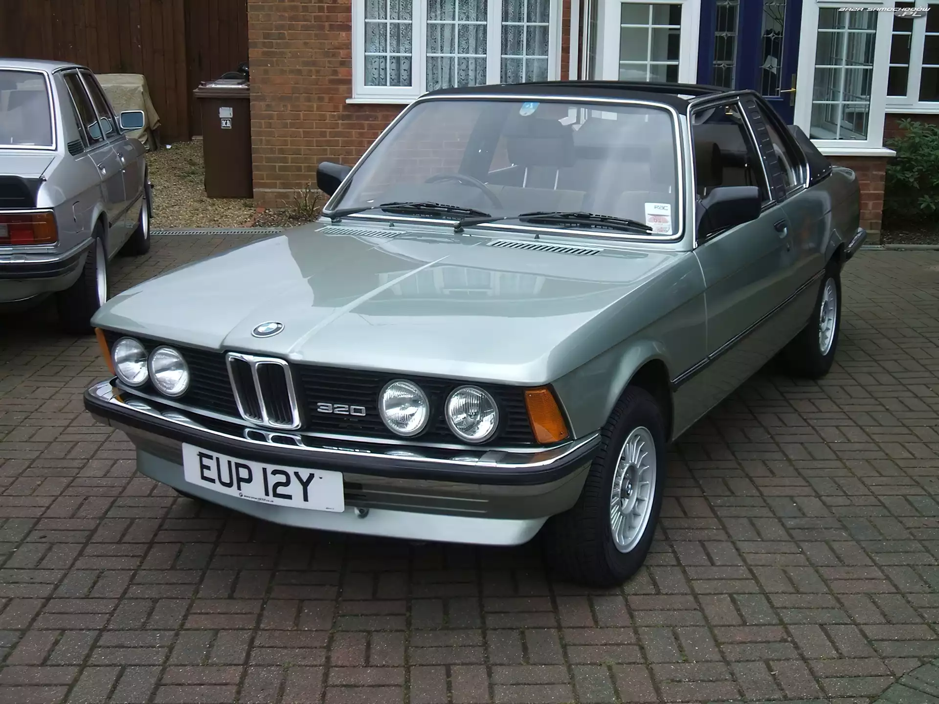E21, 320