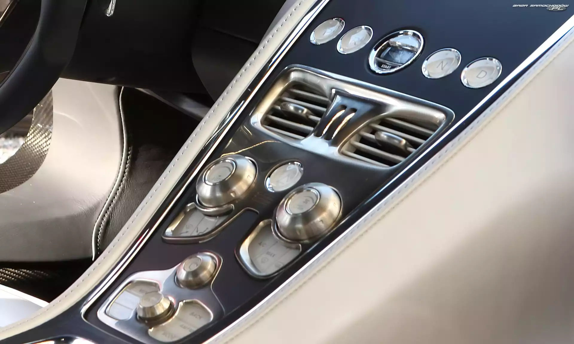 Kokpit, Aston Martin One-77