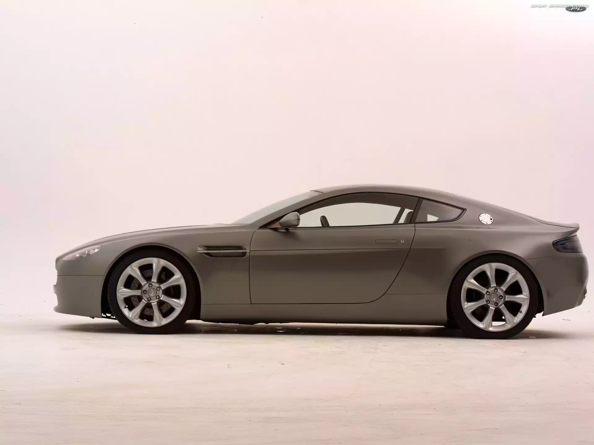 Lewy Profil, Aston Martin V8 Vantage