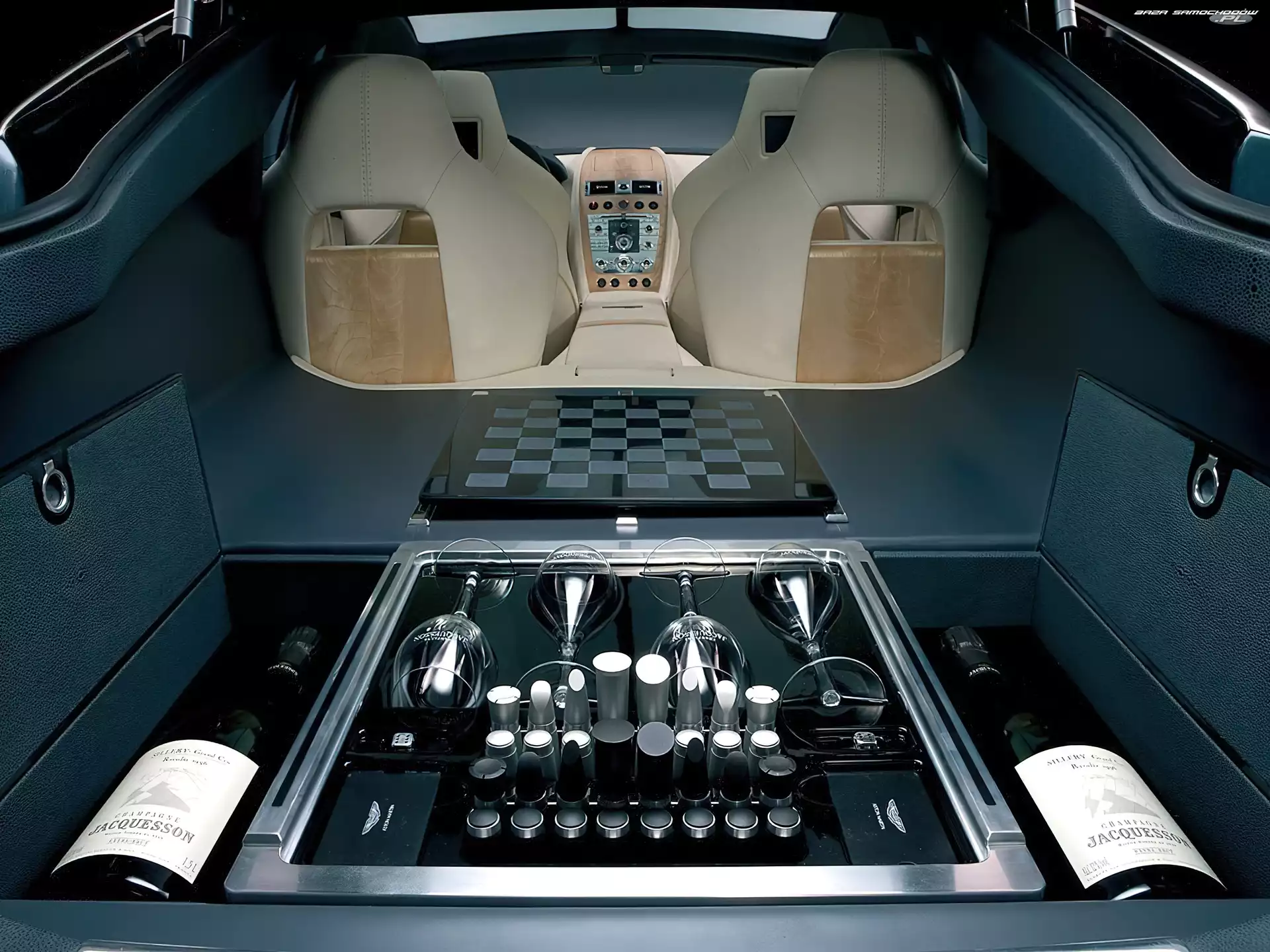 Kieliszki, Aston Martin Rapide
