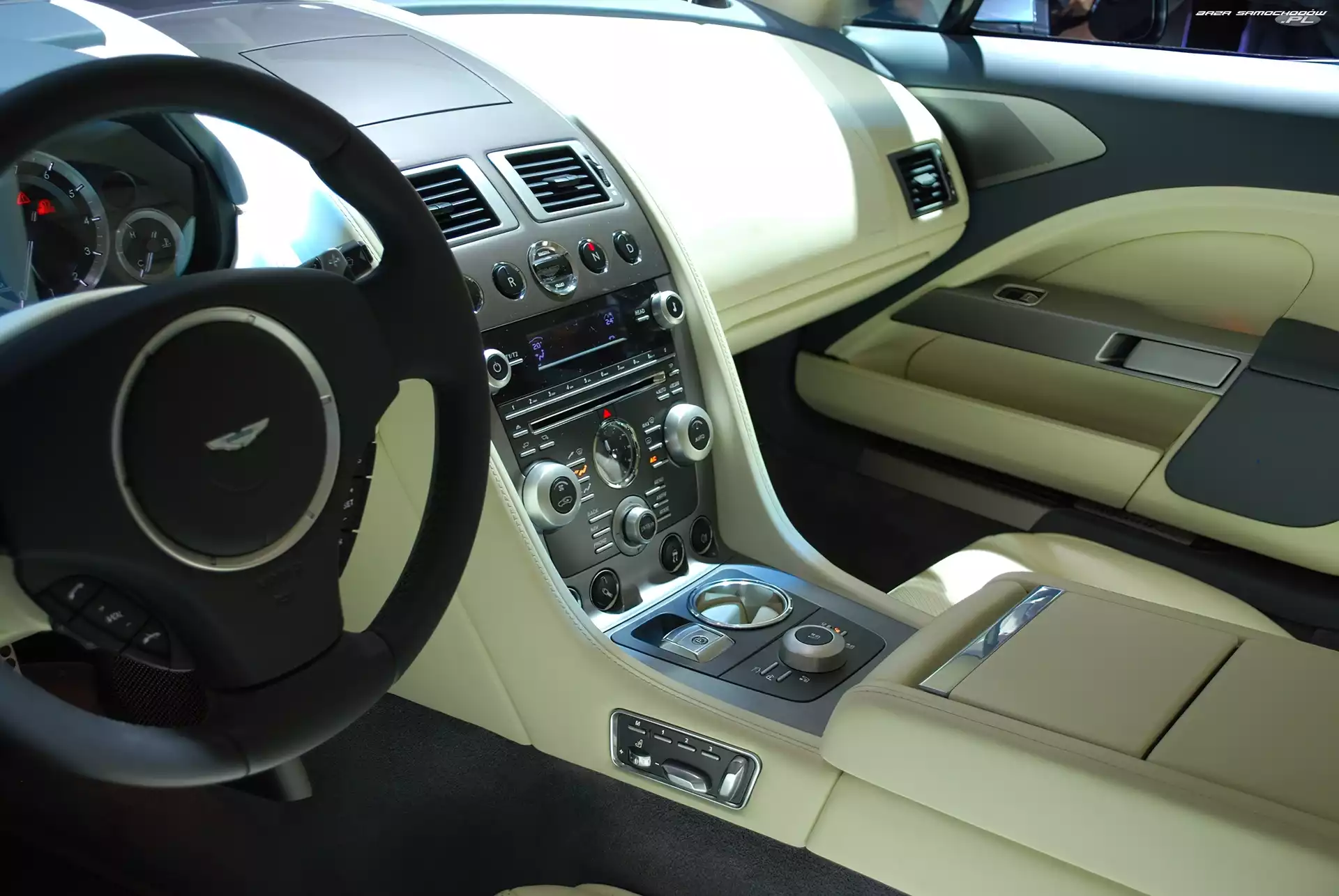 Konsola, Aston Martin Rapide