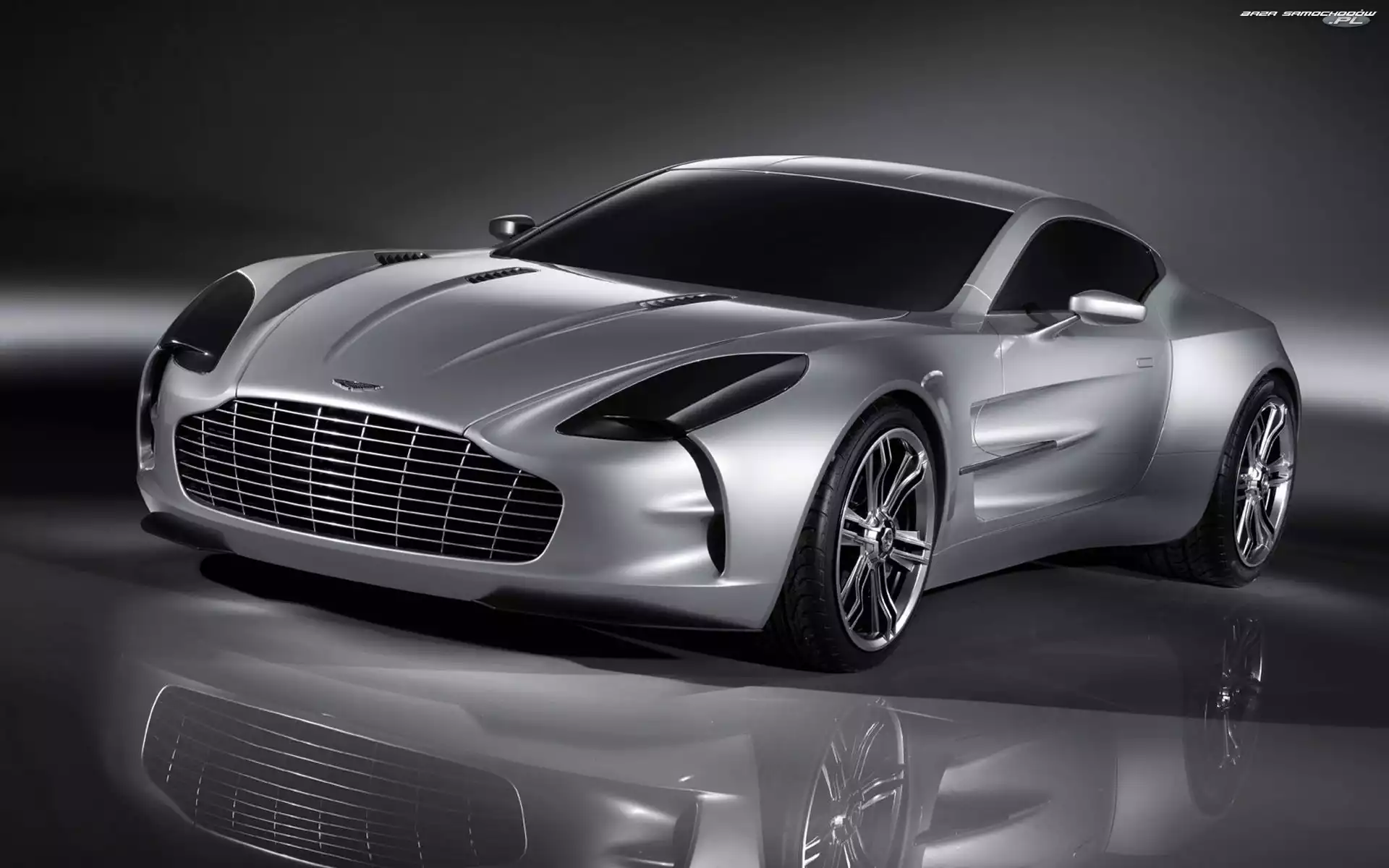 Srebrny, Aston Martin