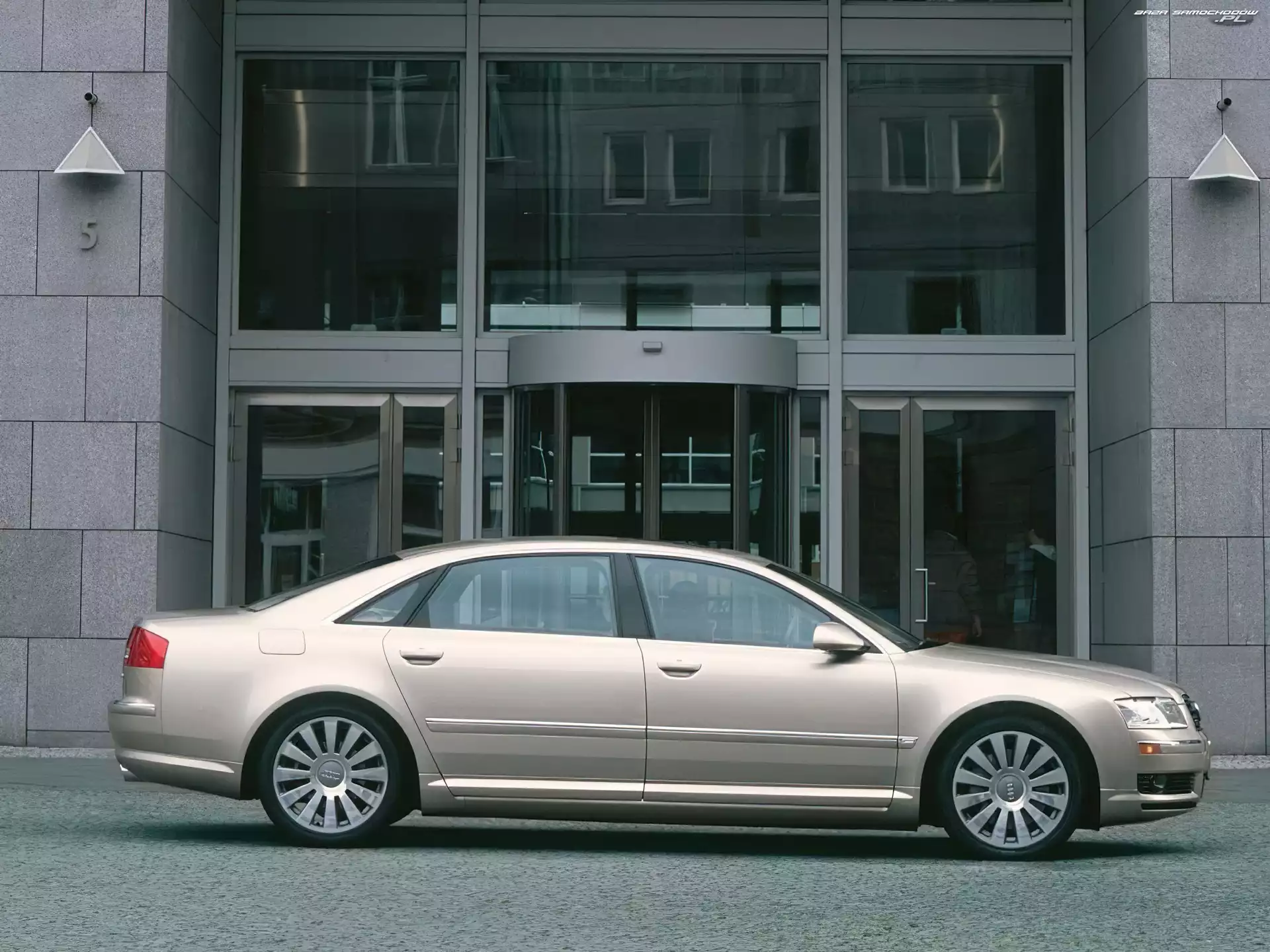 Prawy Profil, Audi A8