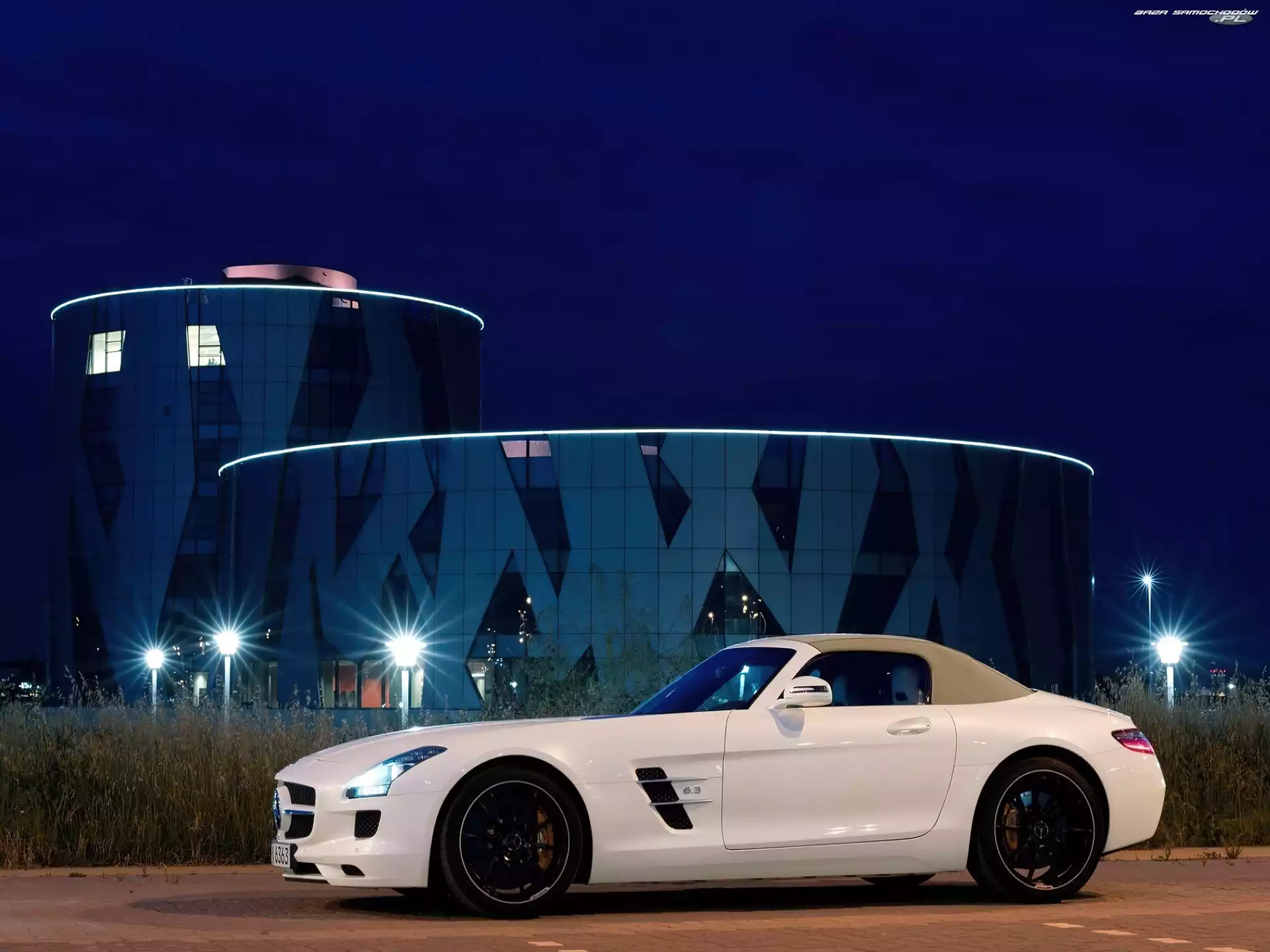 Biały, Mercedes-Benz SLS AMG