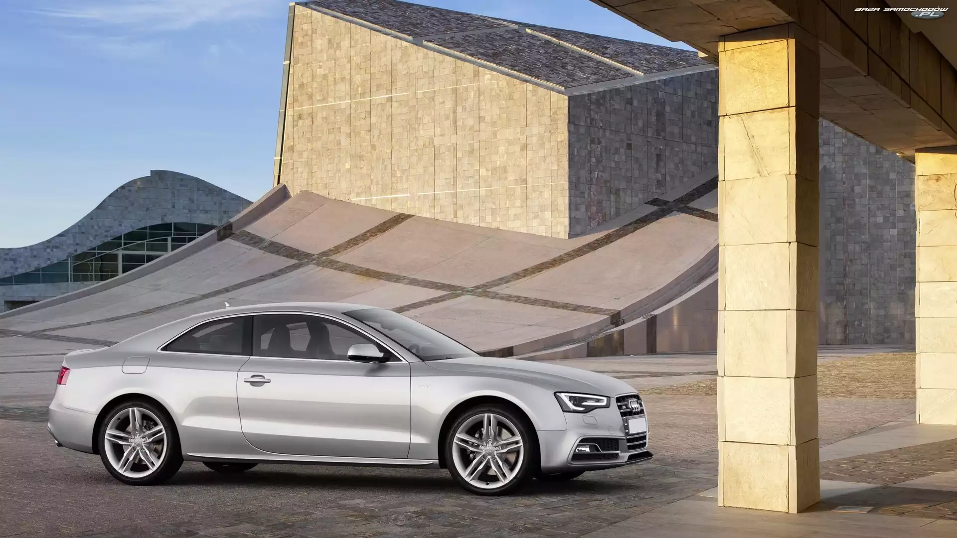 Budynek, Audi S5, Srebrne
