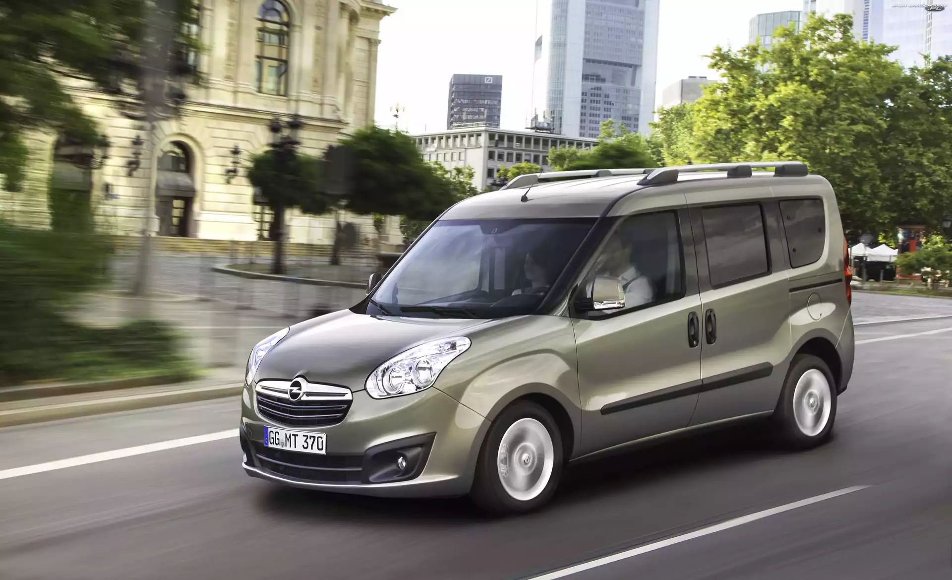Budynki, Opel Combo, Droga