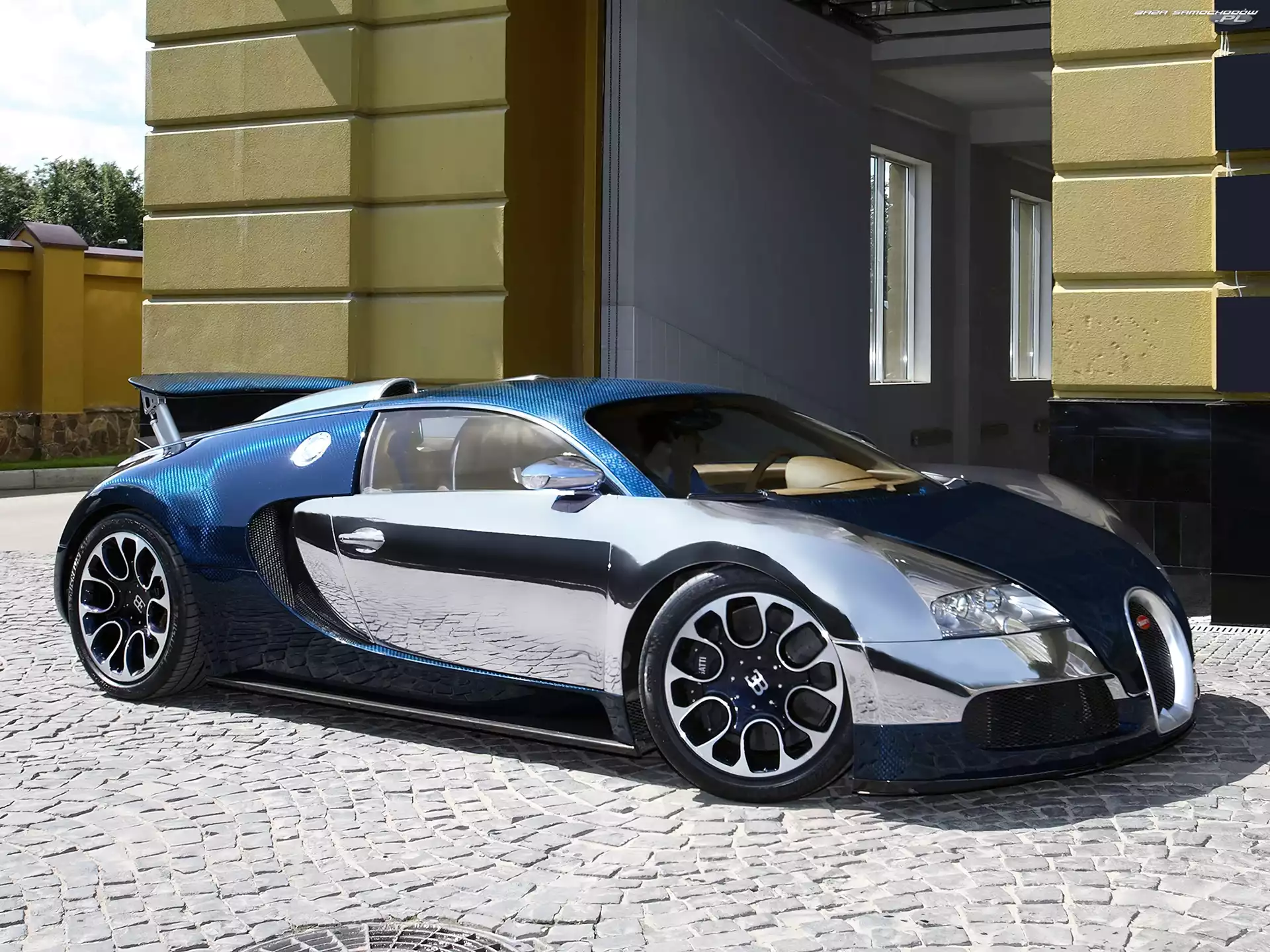 Bugatti Veyron, Budynek, Plac