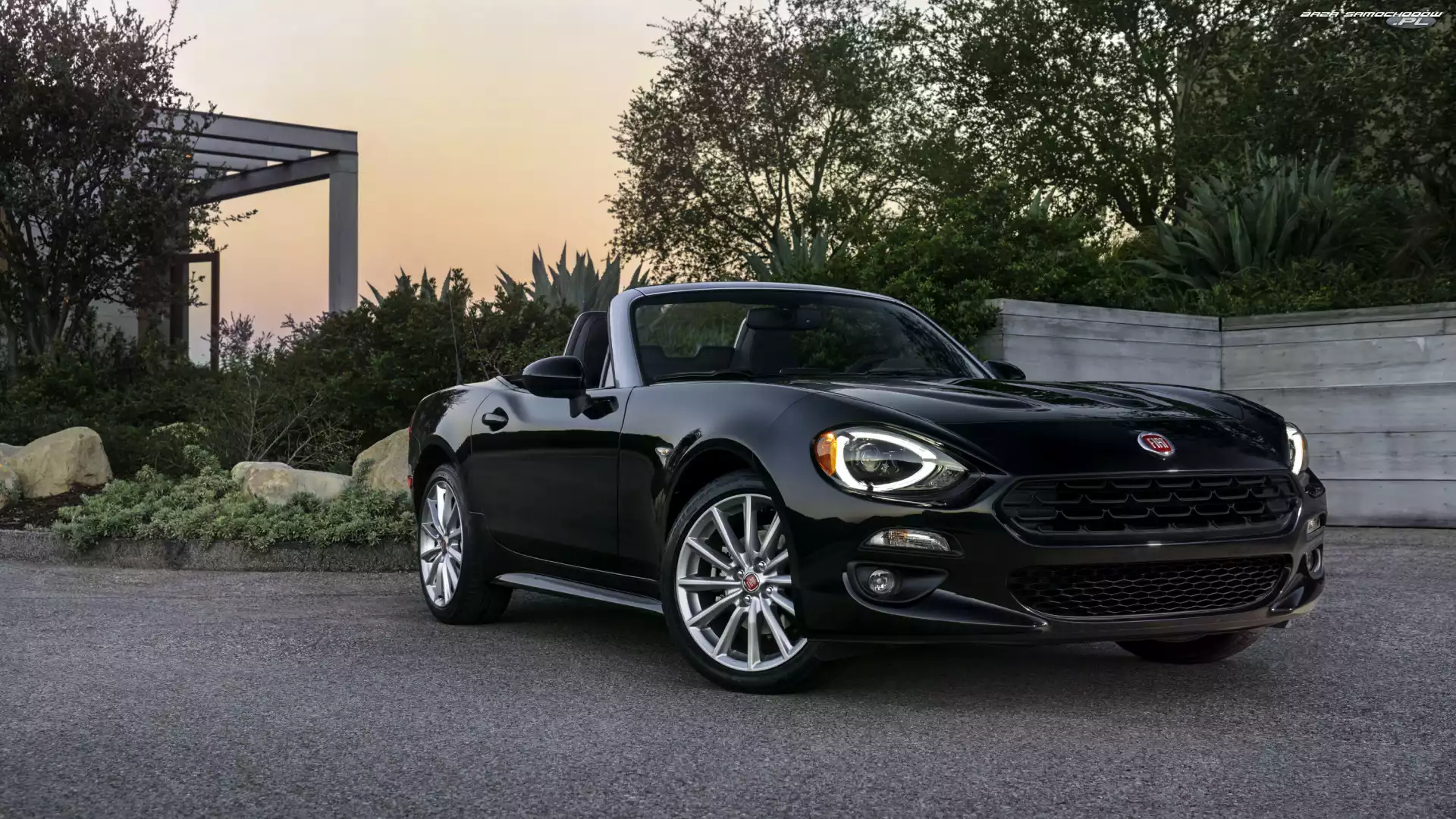 Czarny, Fiat 124 Spider