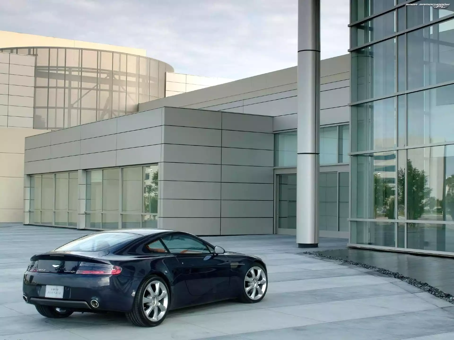 Aston Martin V8 Vantage, Czarny
