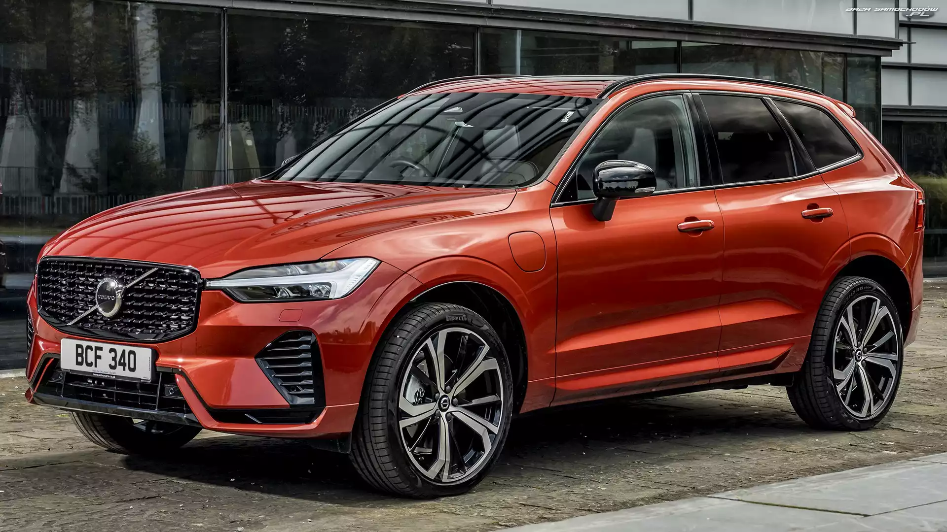 Volvo XC60 Recharge, Czerwone