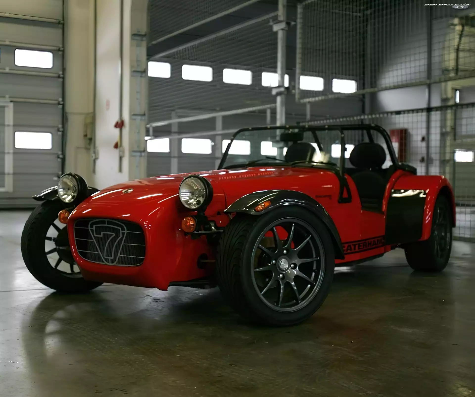 Caterham Seria R, Czerwony