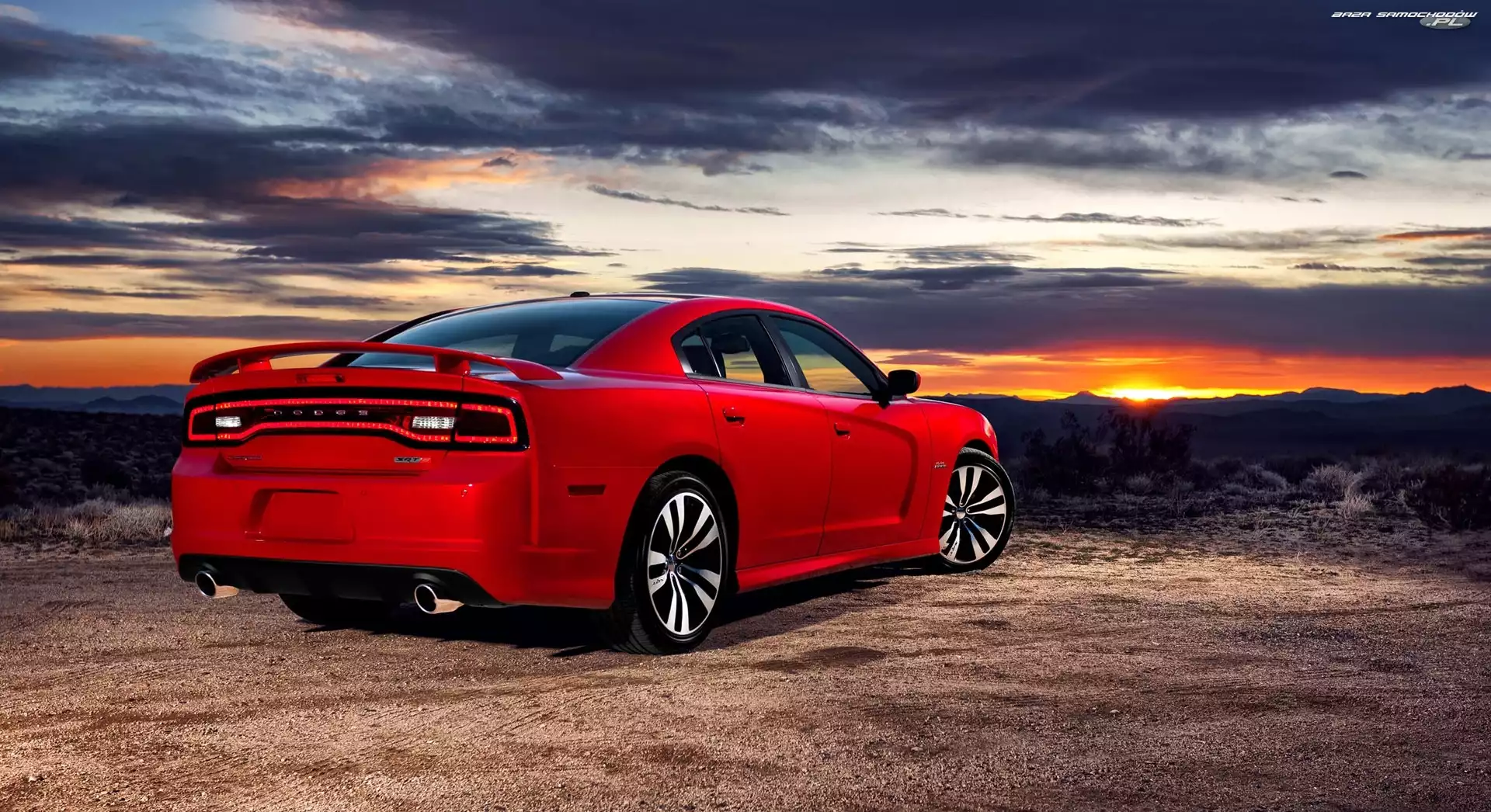Czerwony, Dodge Charger SRT 8