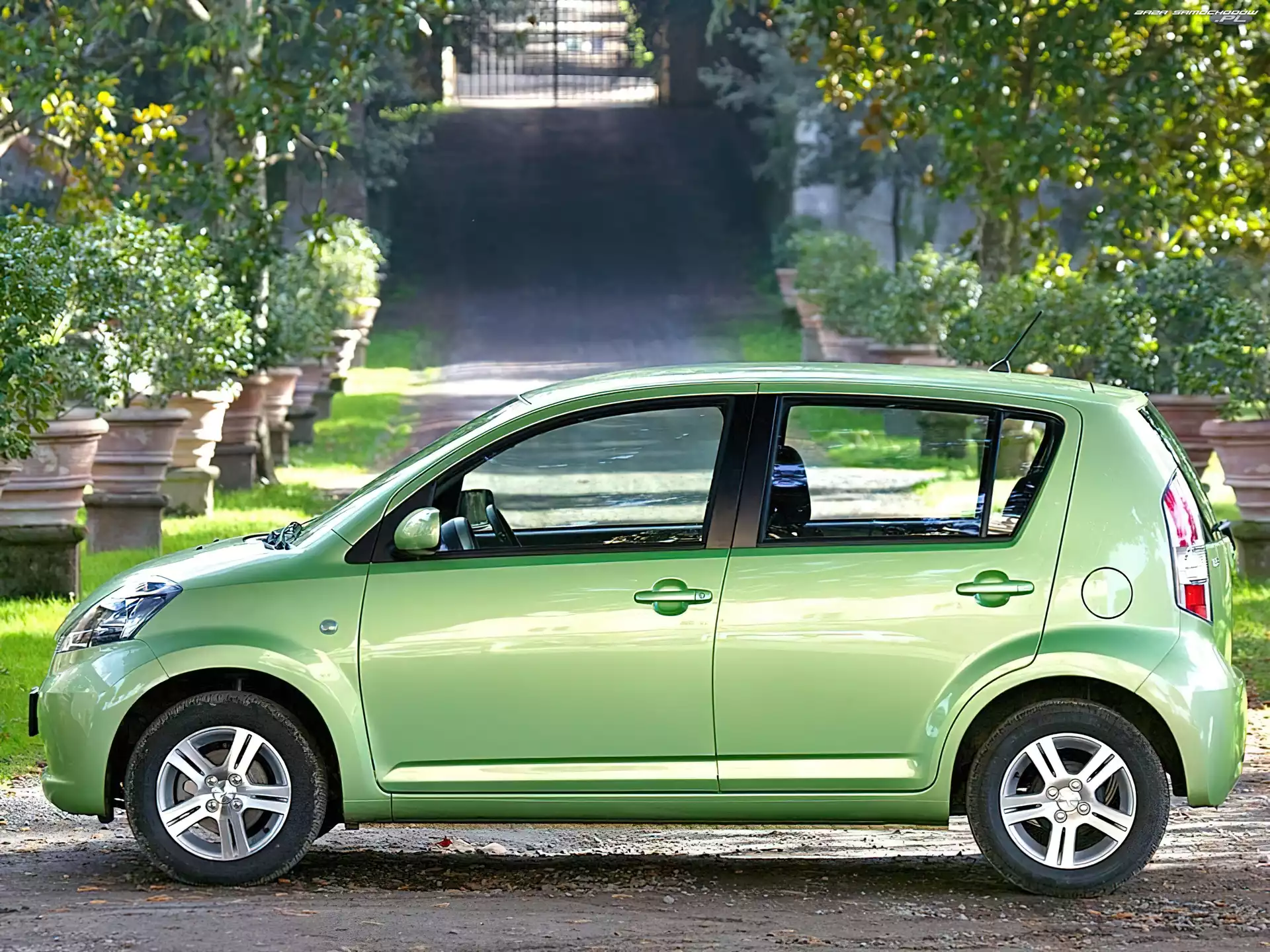 Daihatsu Sirion, Lewa, Strona