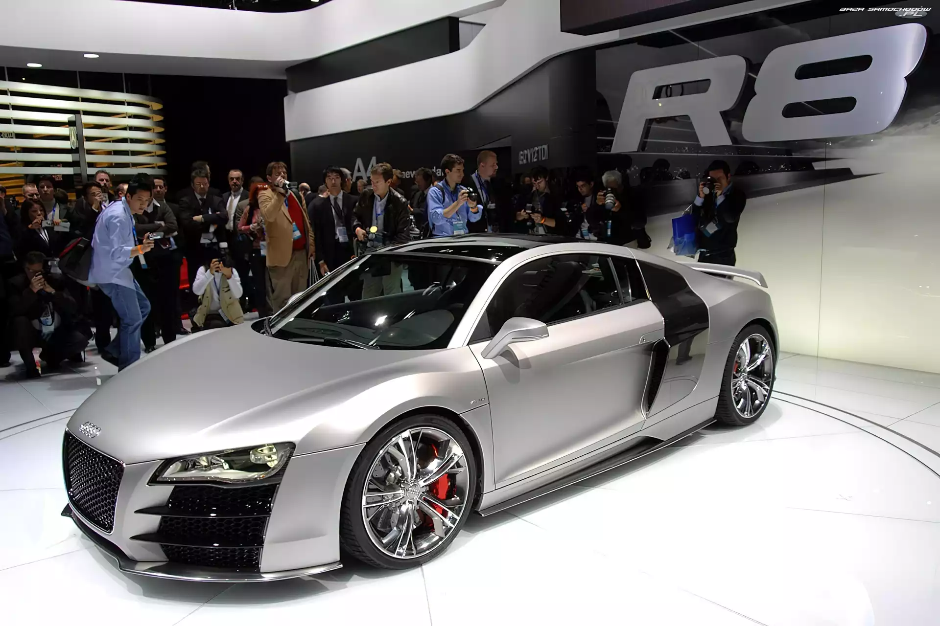 R8, Debiut
