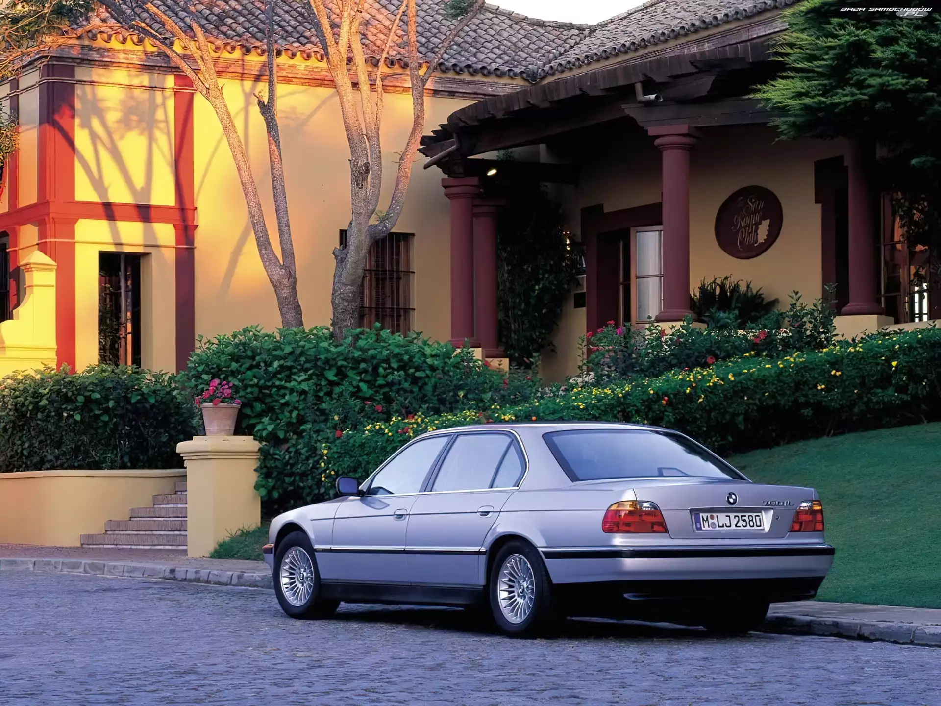 domek, BMW 7, E38