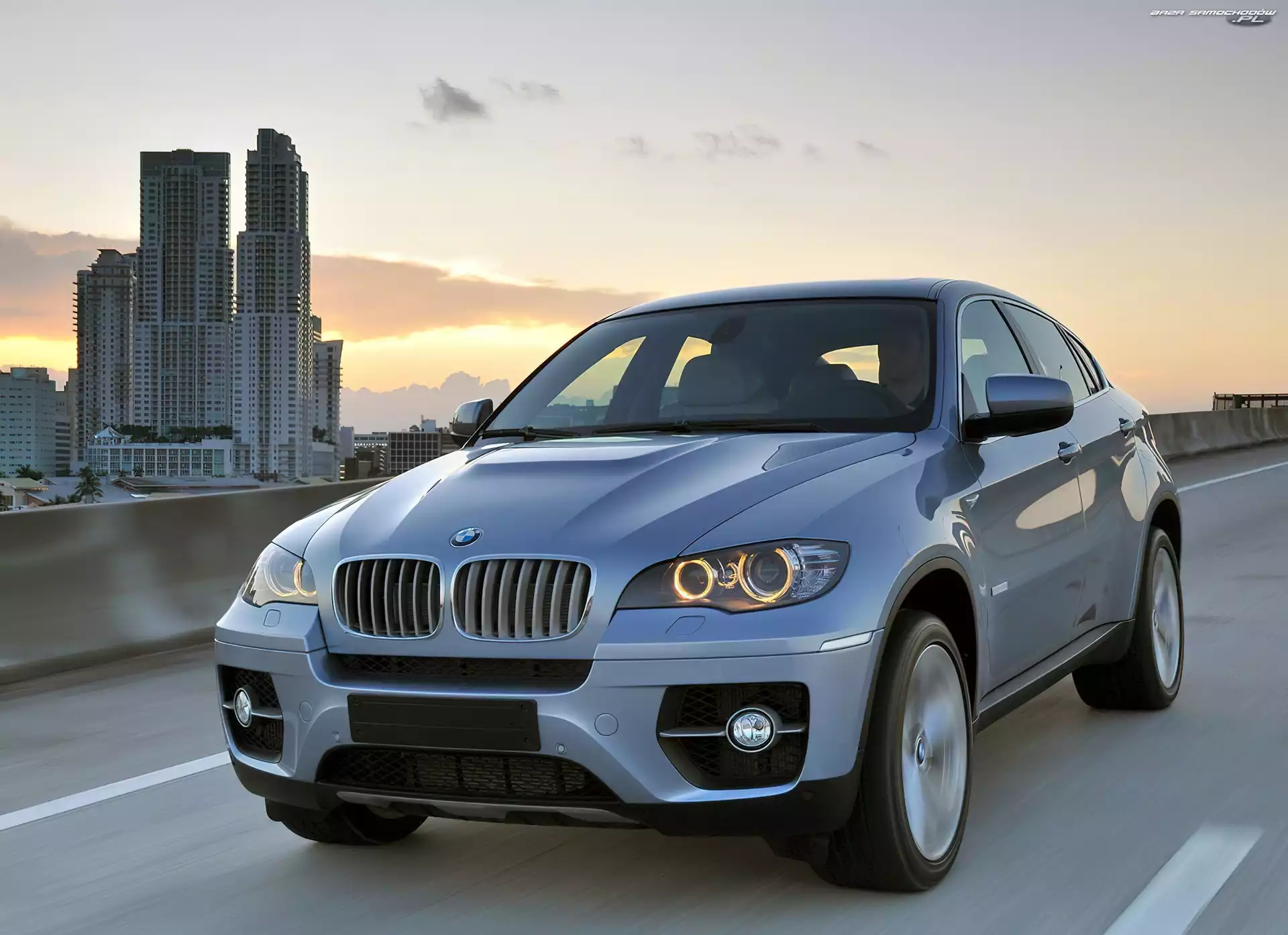 Domy, BMW x6, Droga