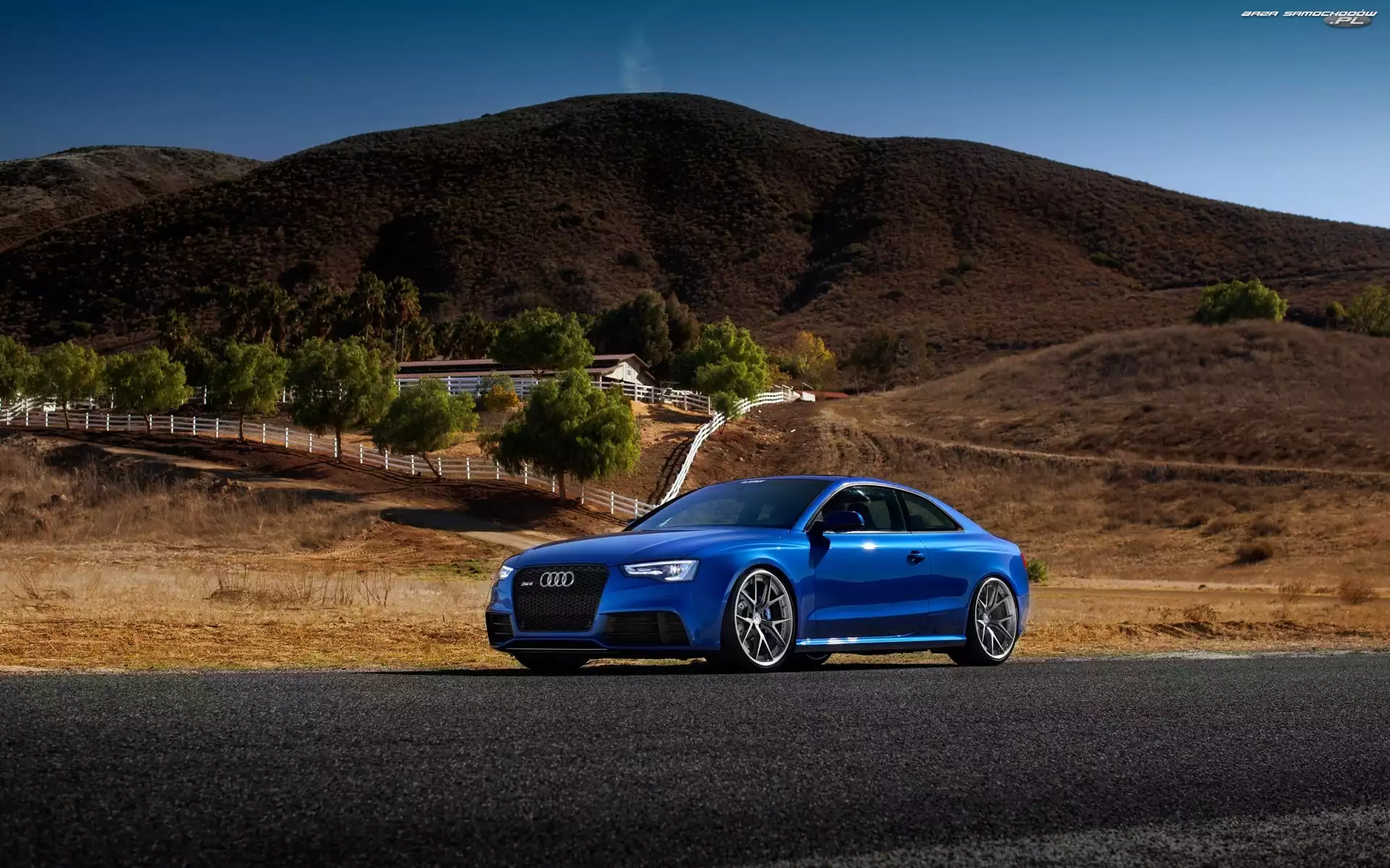 Audi RS5, Drzewa, Góry, Samochód, Niebieski, Ogrodzenie, Domy, Droga