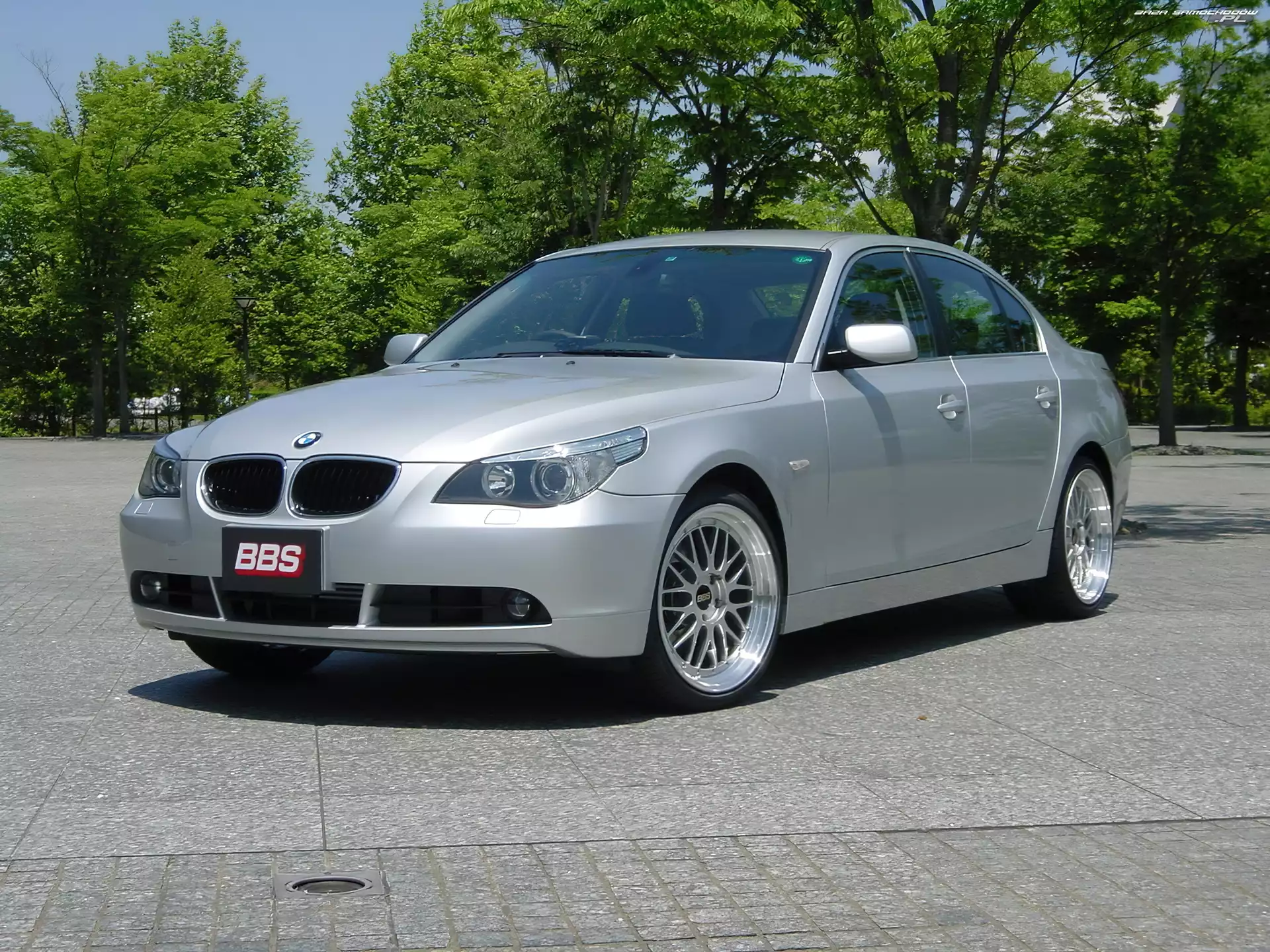 Plac, E60, Drzewa, BMW 5, Srebrny
