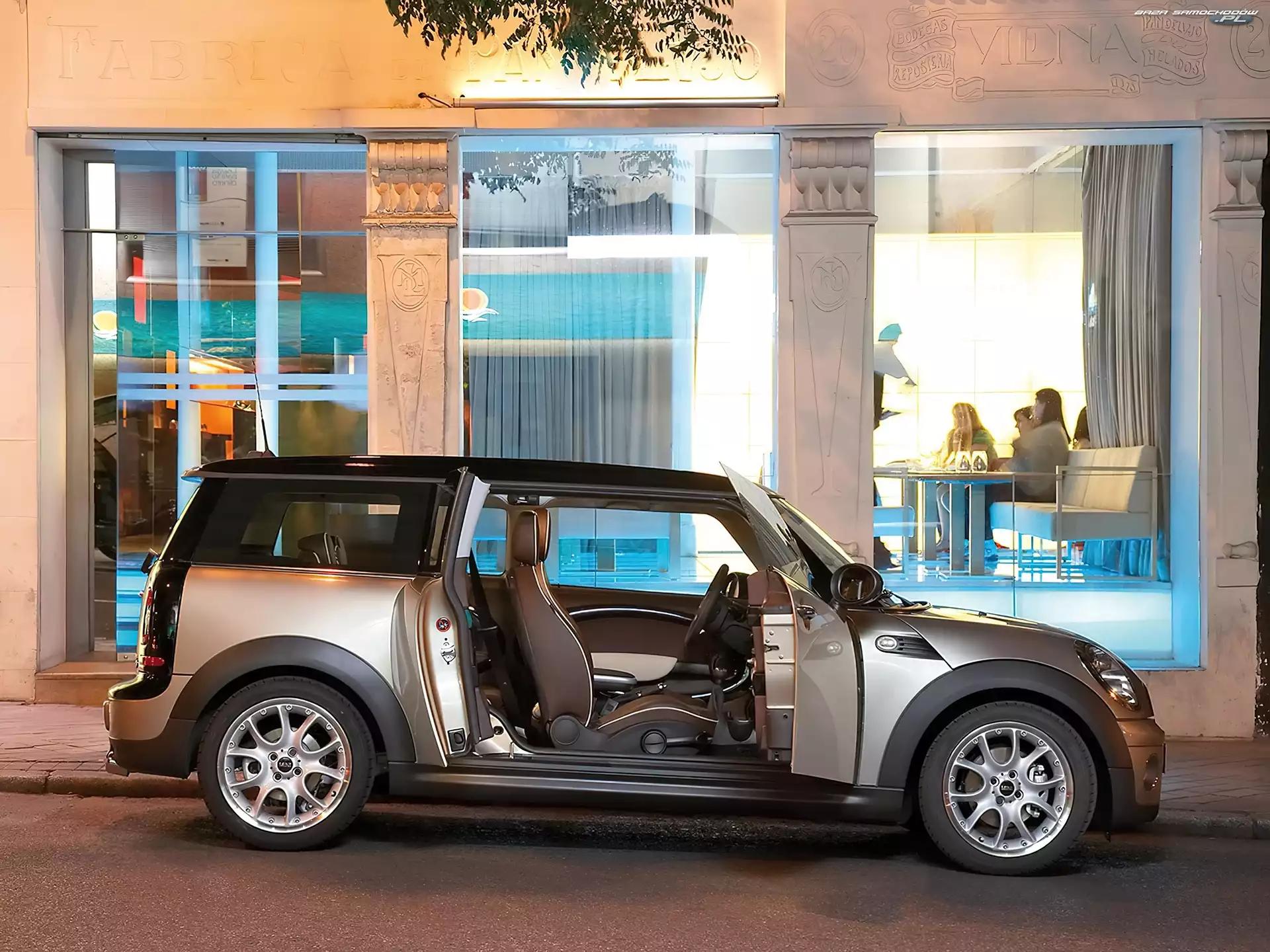 Drzwi, Mini Clubman, Otwarte