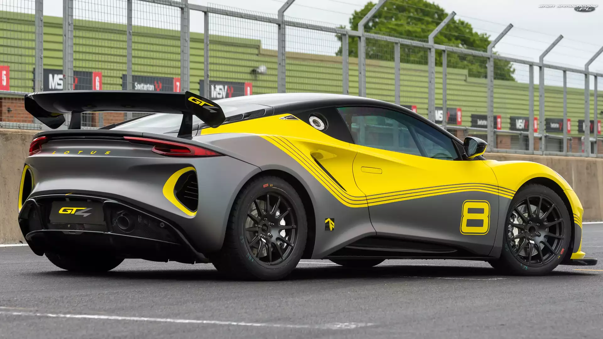 Lotus Emira GT4, Żółto-szary