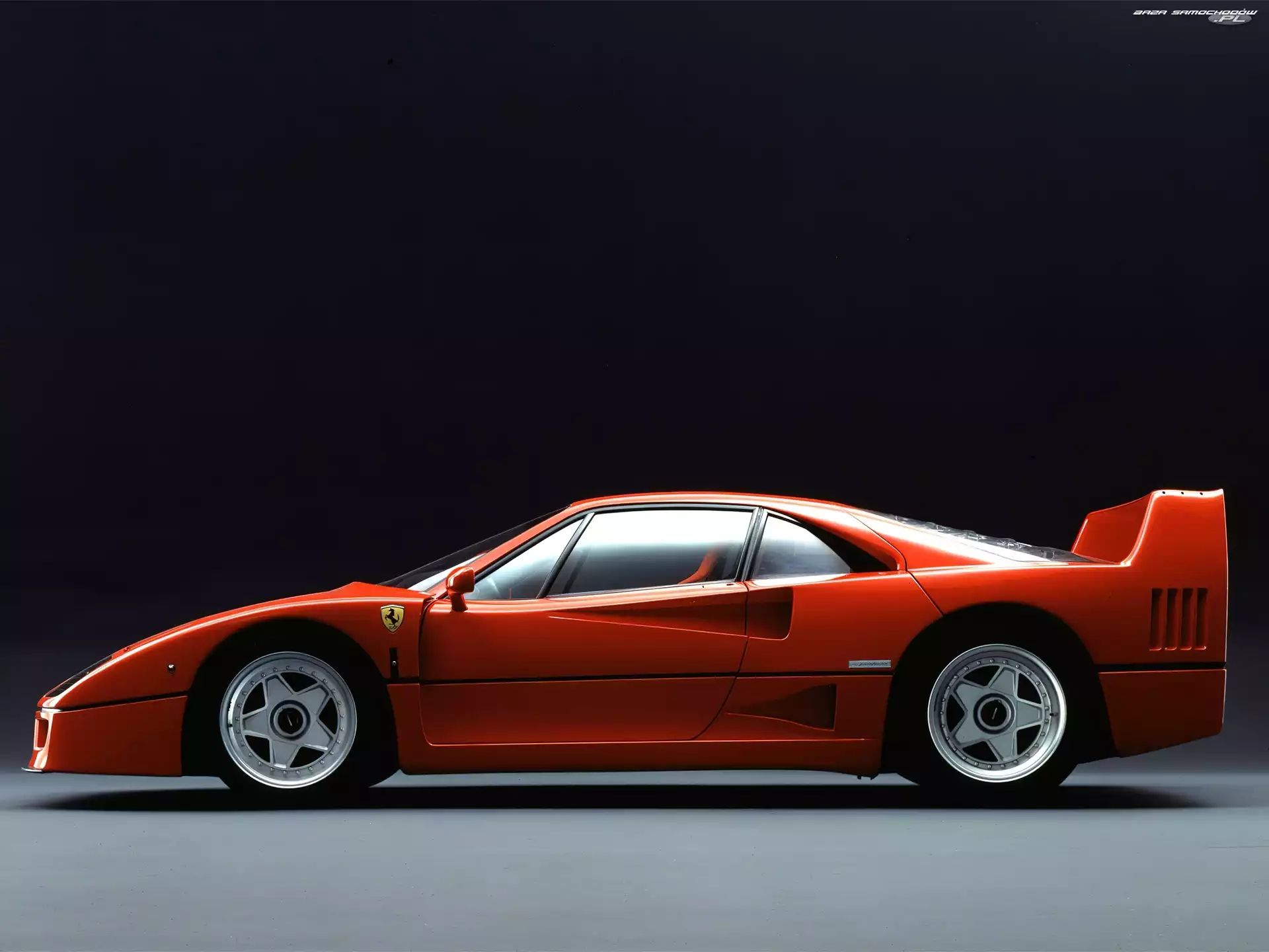 Ferrari F 40, Lewa, Strona