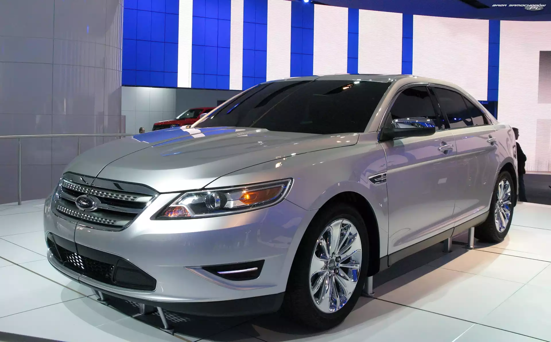 Ford Taurus, Dealer