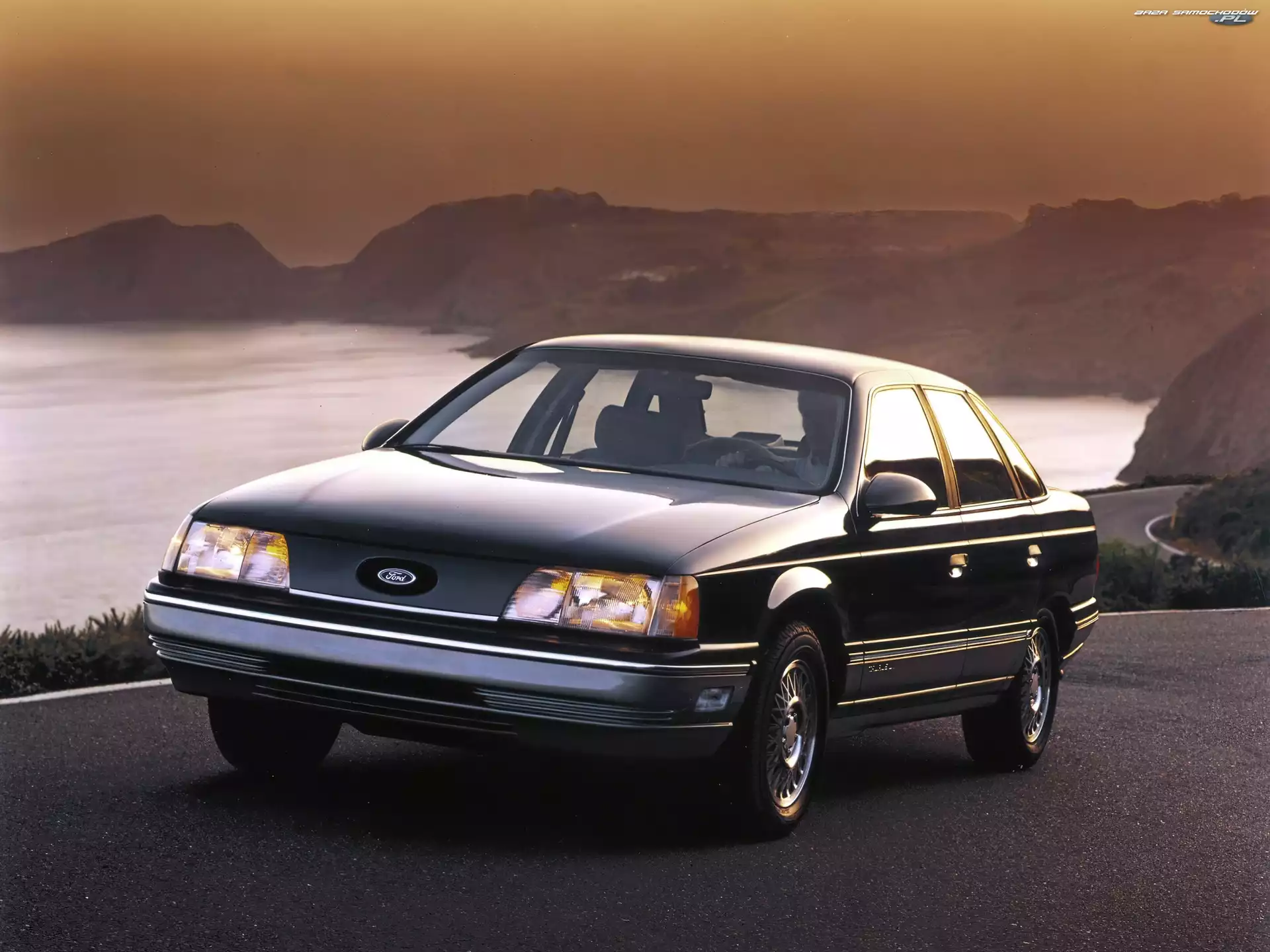 Ford Taurus, Pierwsza, Generacja