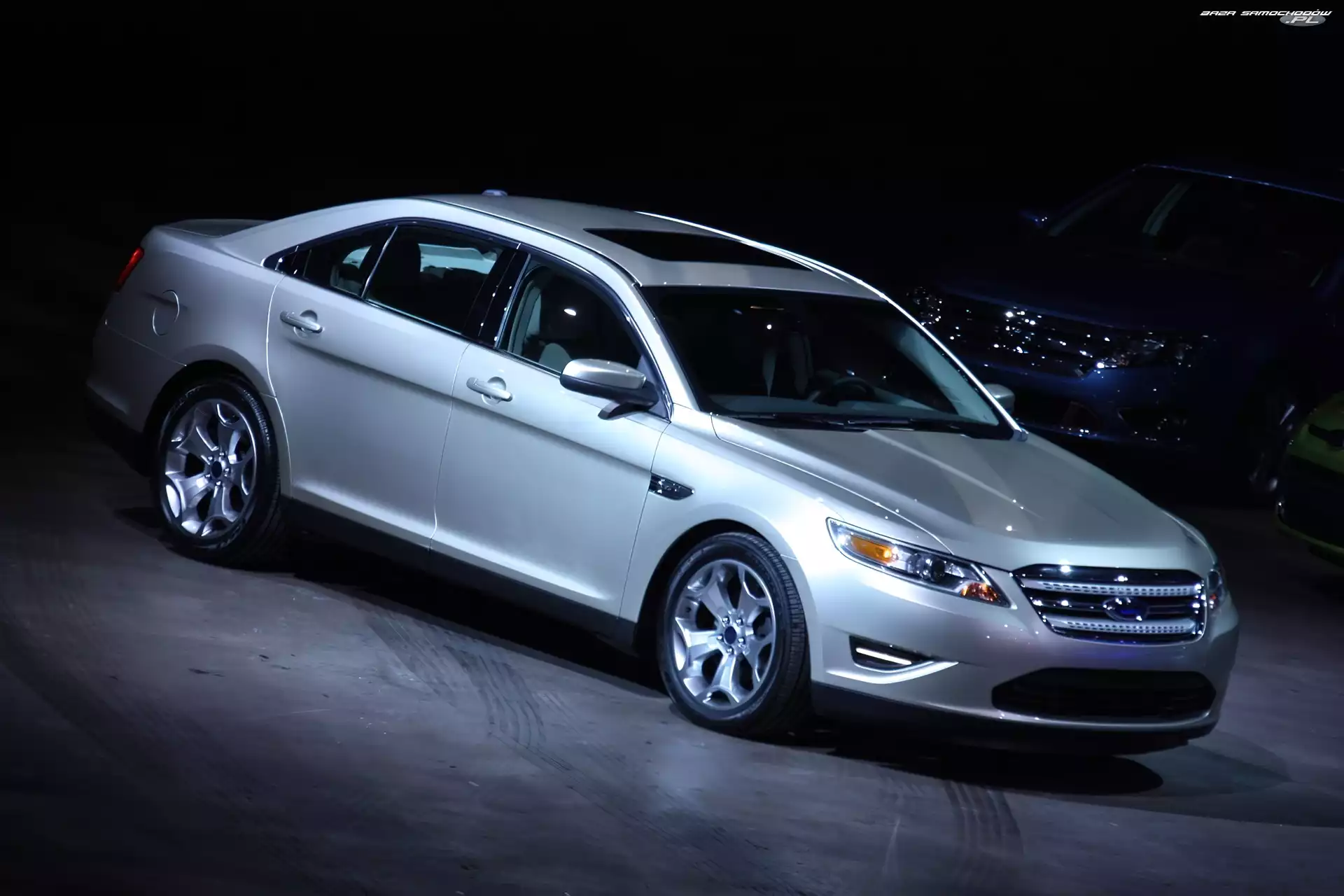 Ford Taurus, Srebrny, Metalik