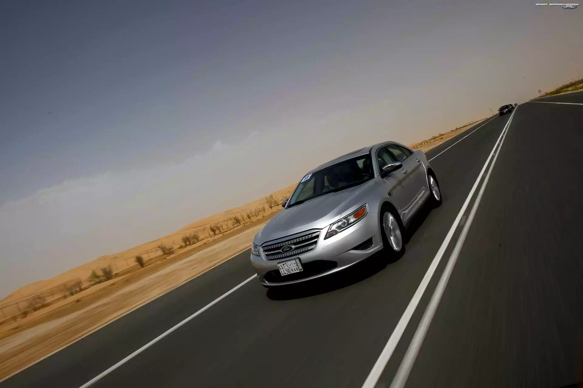 Srebrny, Ford Taurus