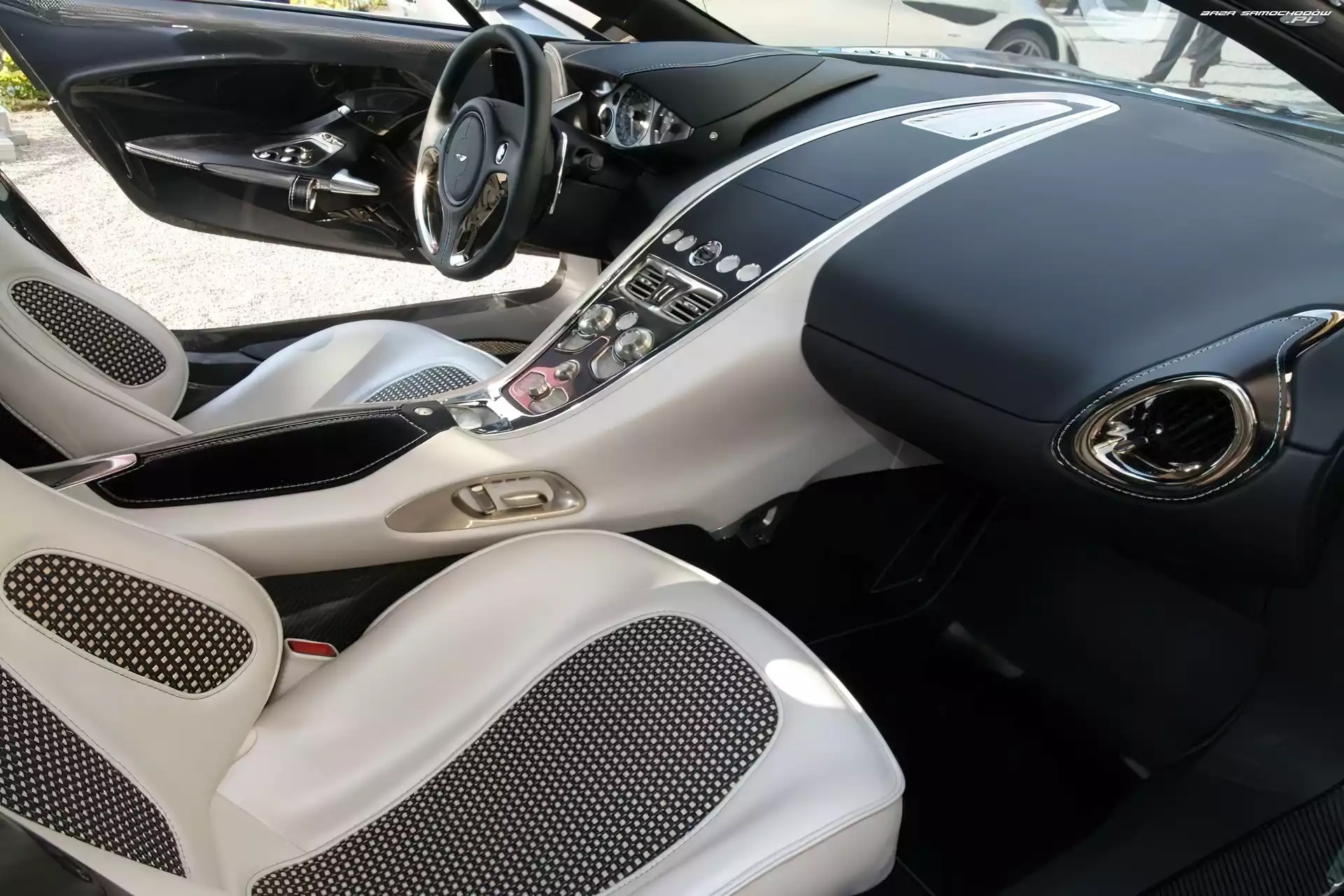 Fotele, Aston Martin One-77, Konsola