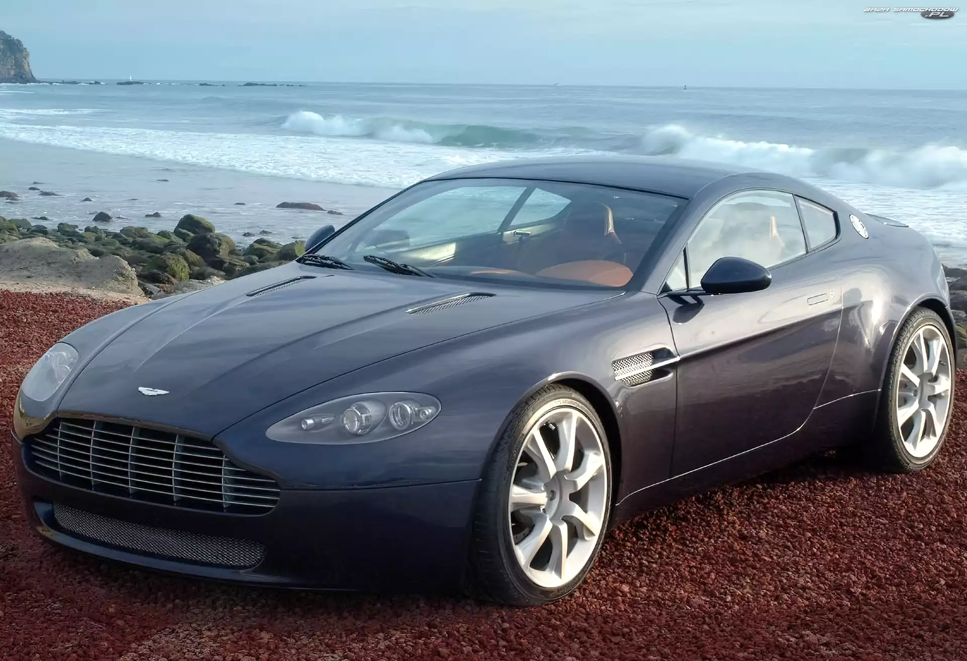 Aston Martin AMV 8, Granatowy
