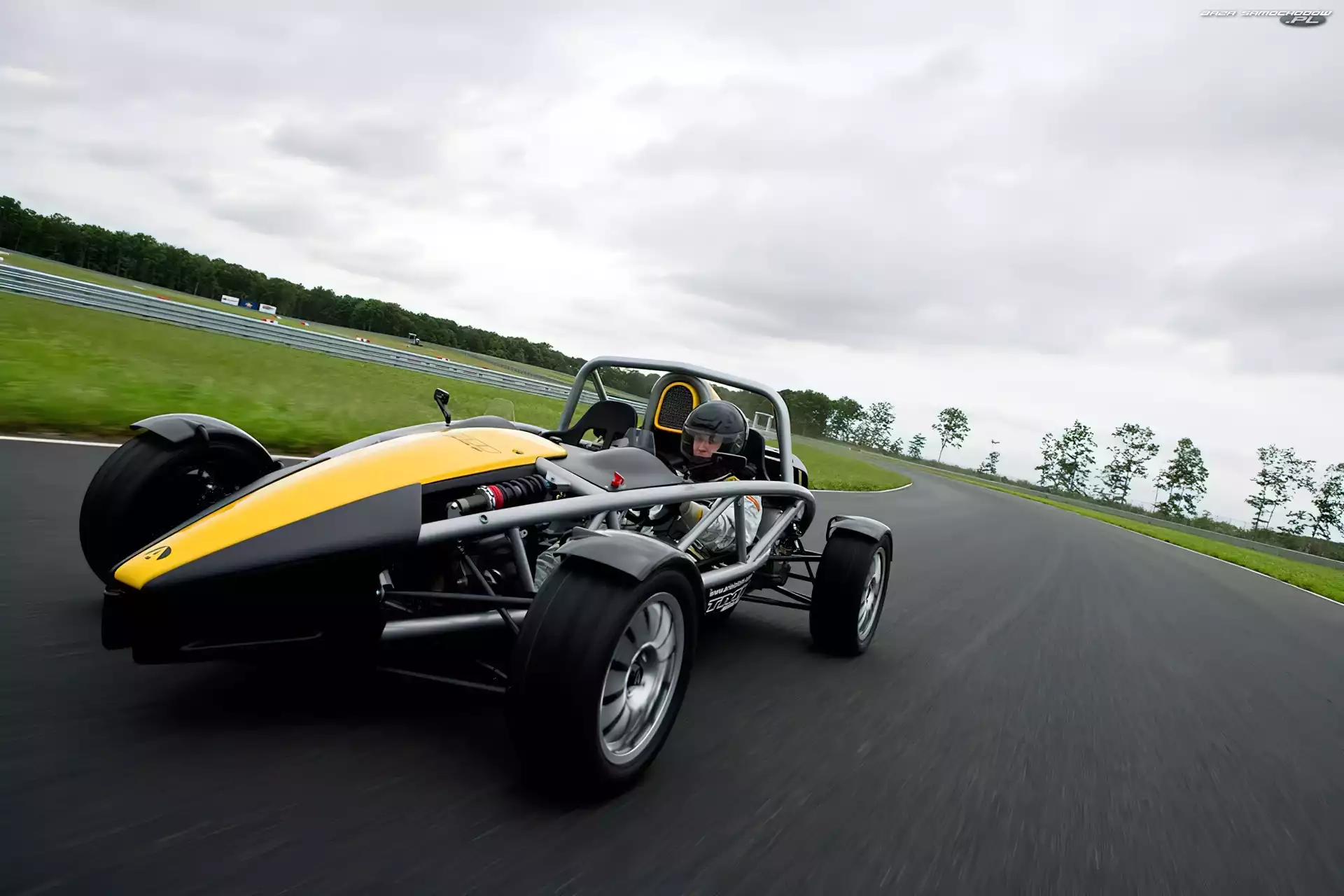Kierowca, Przód, Ariel Atom
