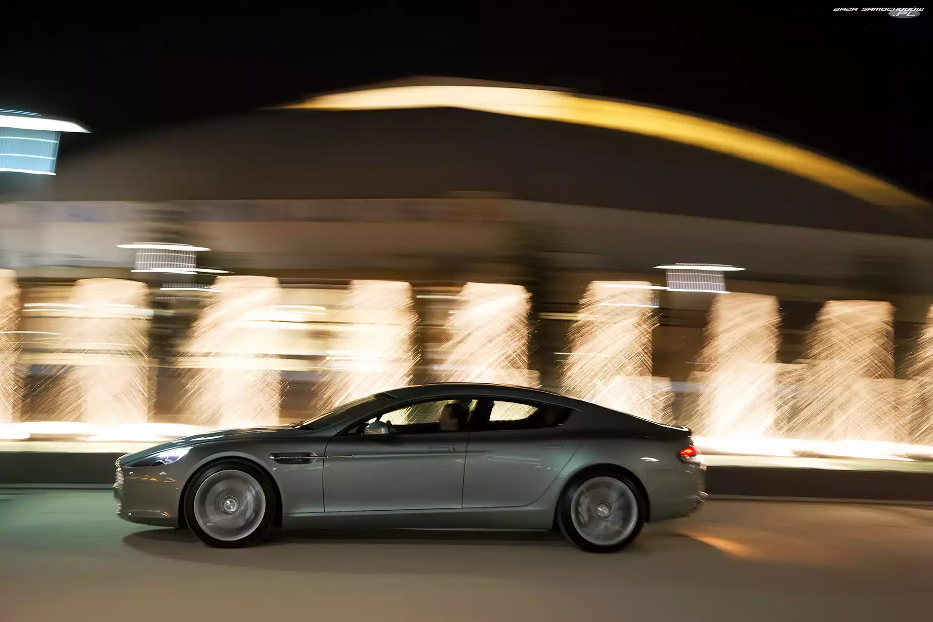 Kierowcy, Aston Martin Rapide, Strona