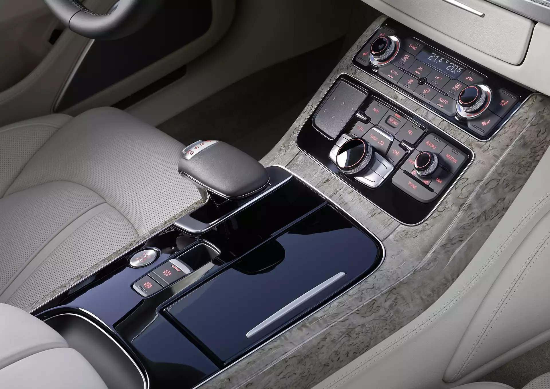 Lewarek, Audi A8 D4, Kokpit