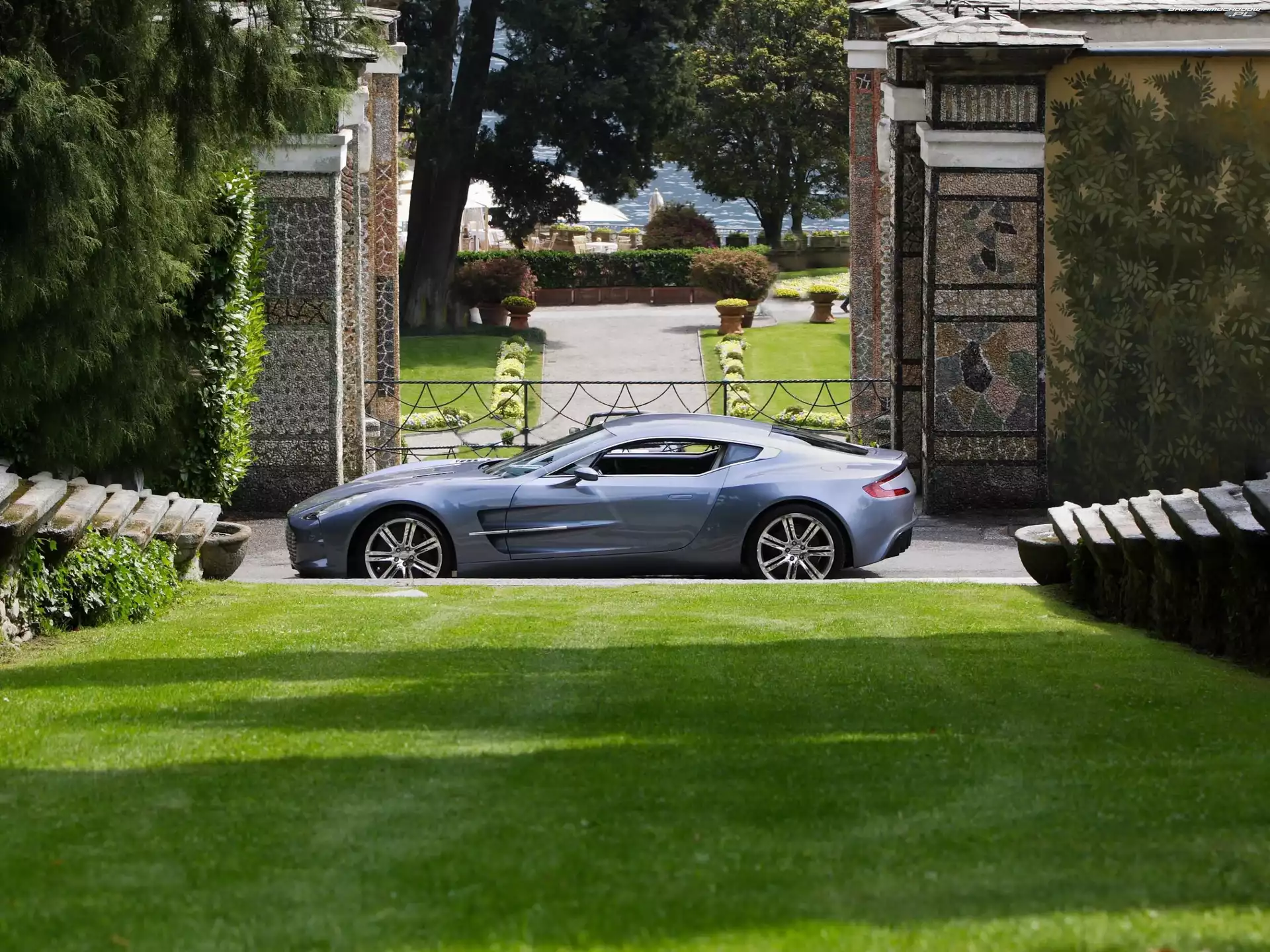 Linia, Bok, Aston Martin One-77