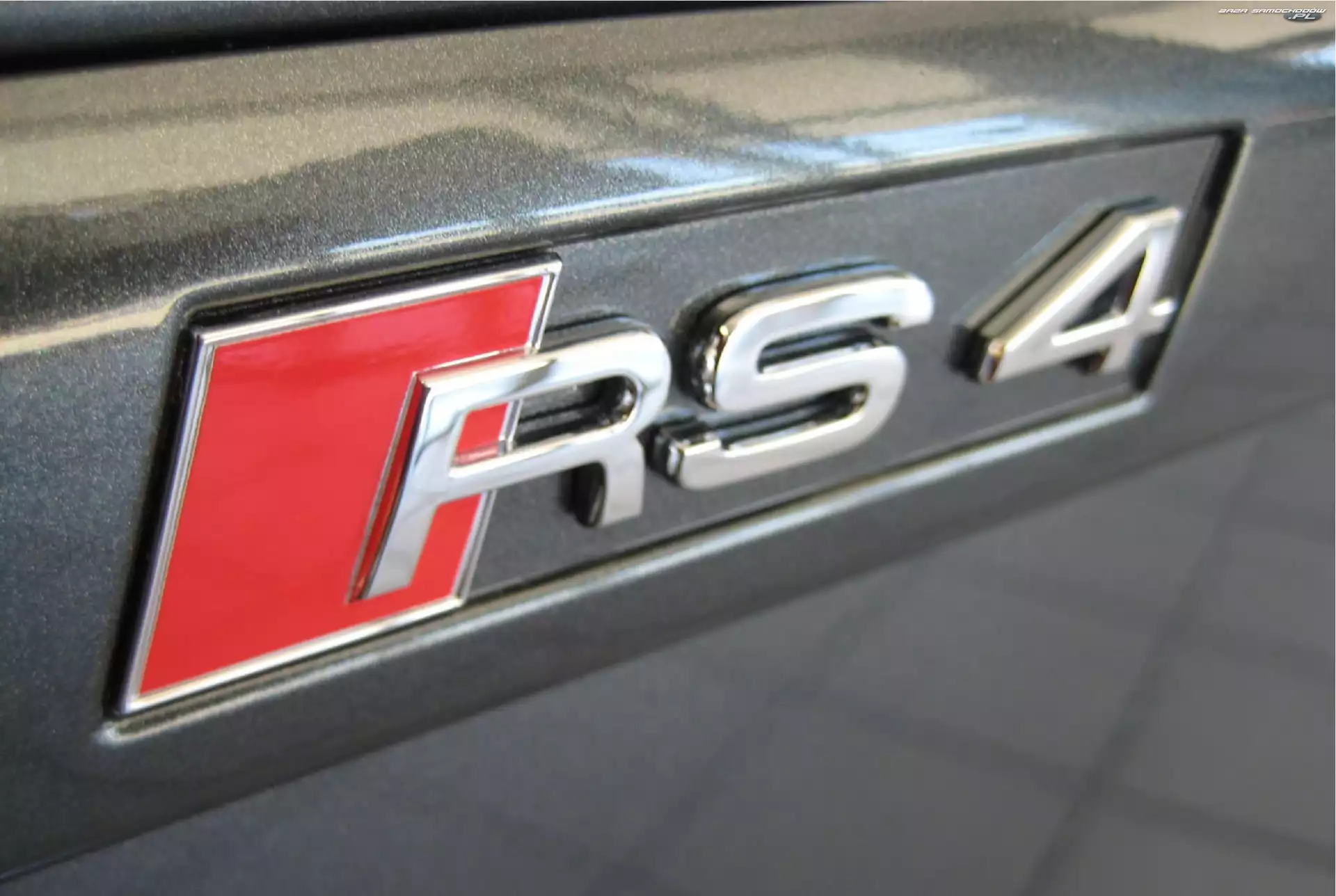 Listwa, Audi RS, Emblemat