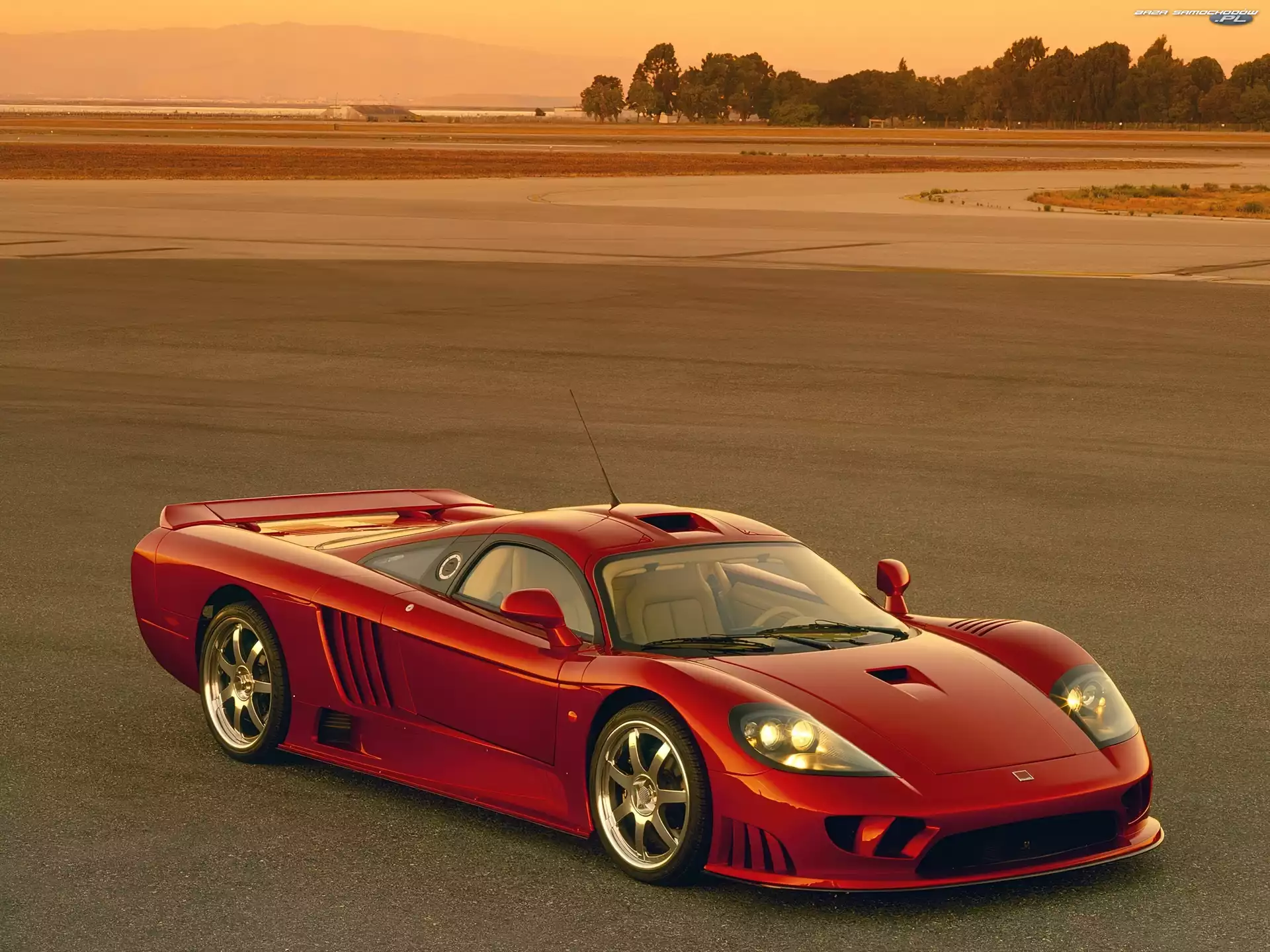 Lotniska, Saleen S7, Płyta