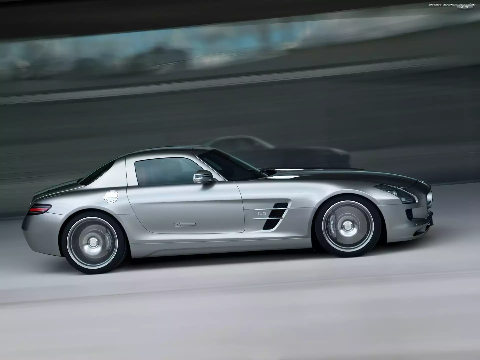 Mercedes Benz SLS, Prawa, Strona