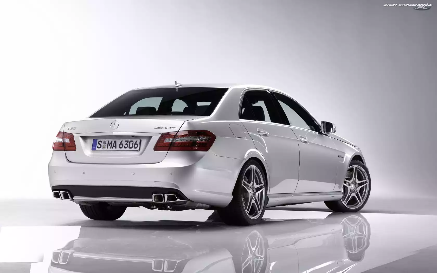Mercedes Benz E 63, Prawy, Tył