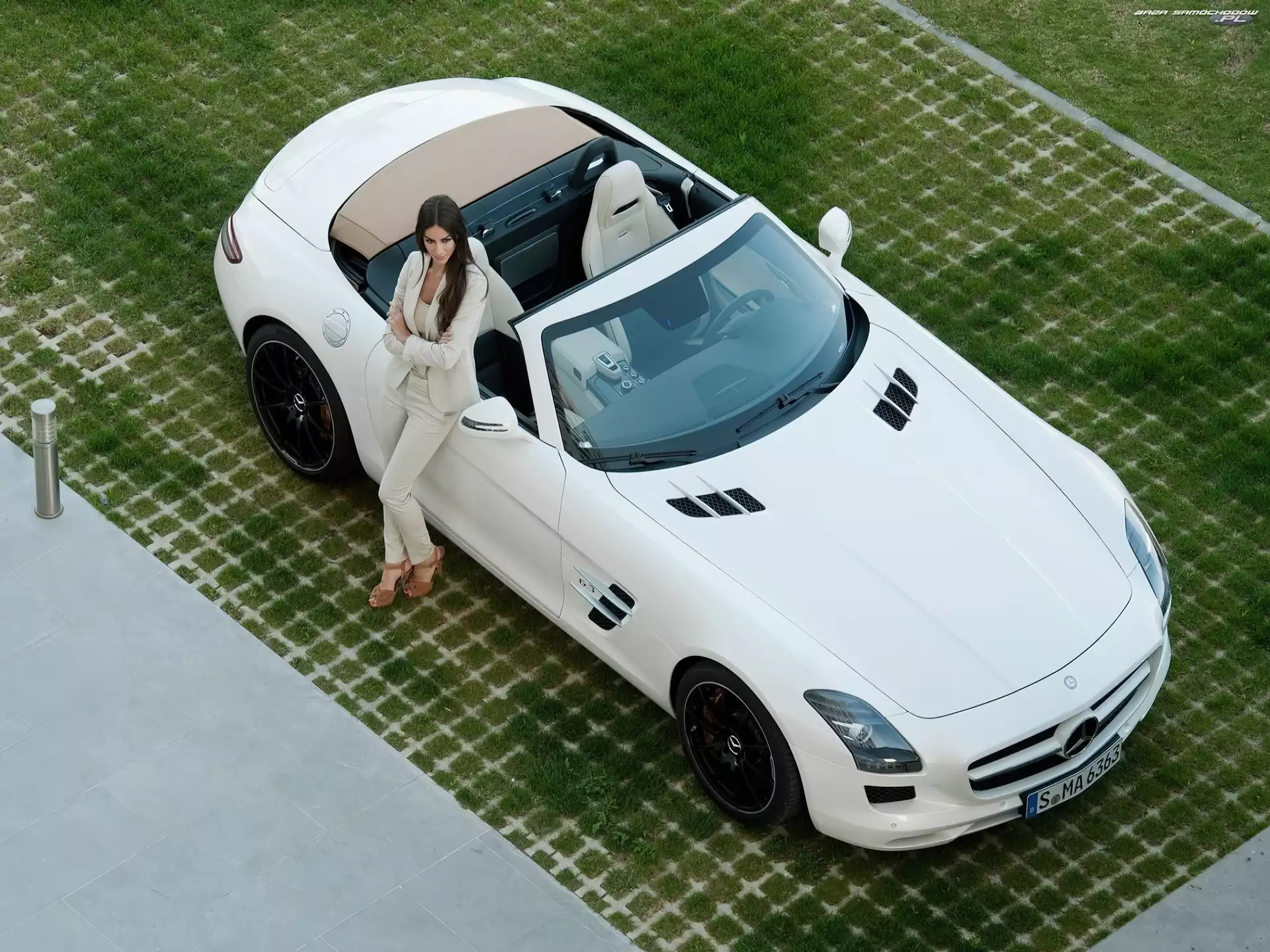 Kobieta, Mercedes-Benz SLS Roadster
