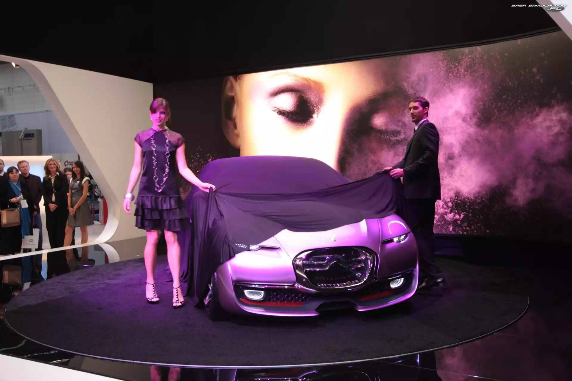 Modelka, Odsłonięcie, Citroen Revolte