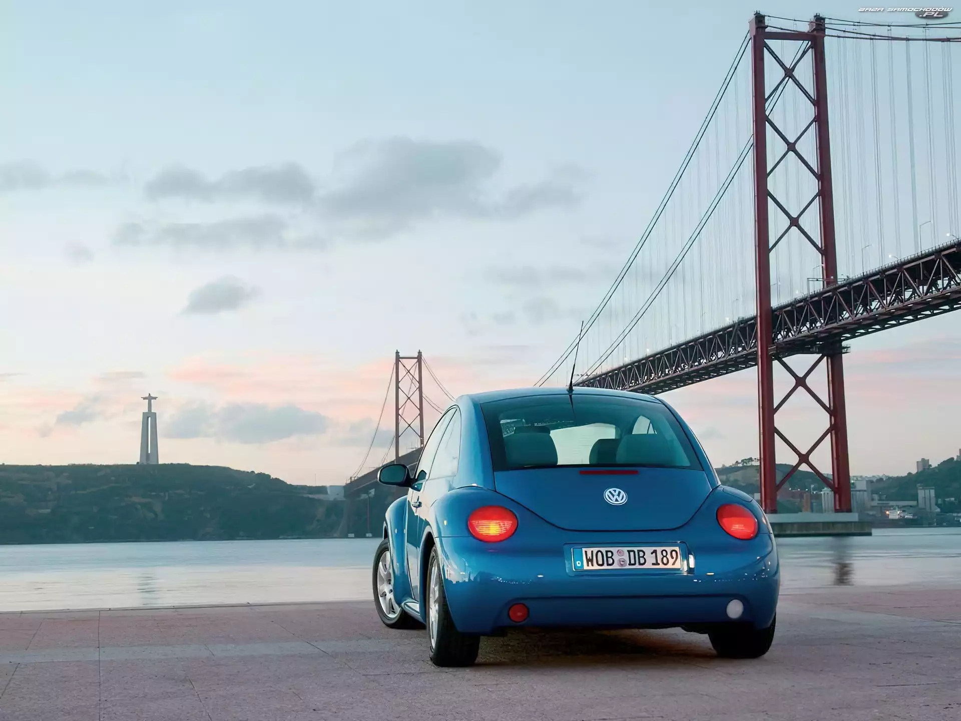 Most, Niebieski New Beetle, Nabrzeże