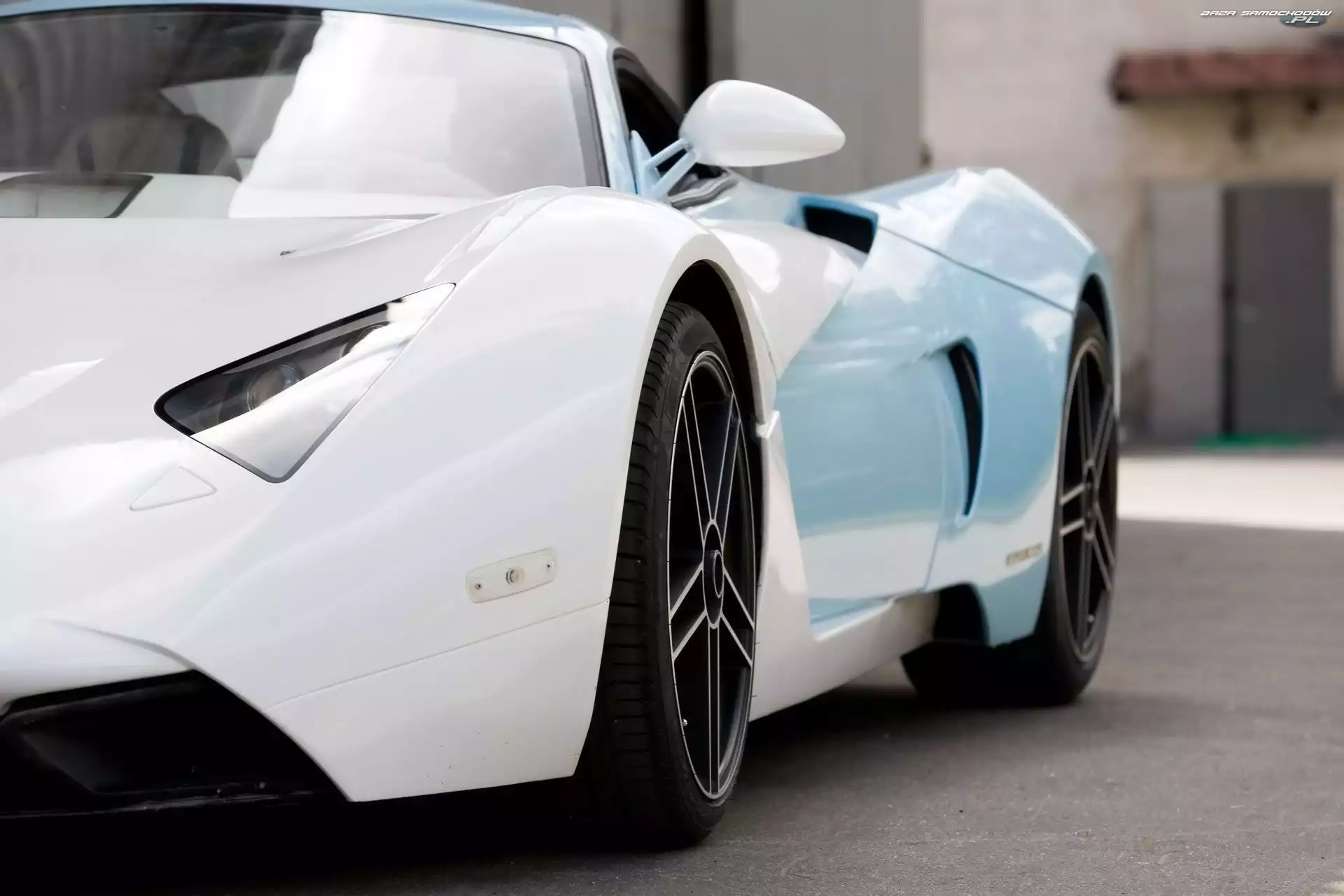 Nadwozia, Marussia B1, Linia