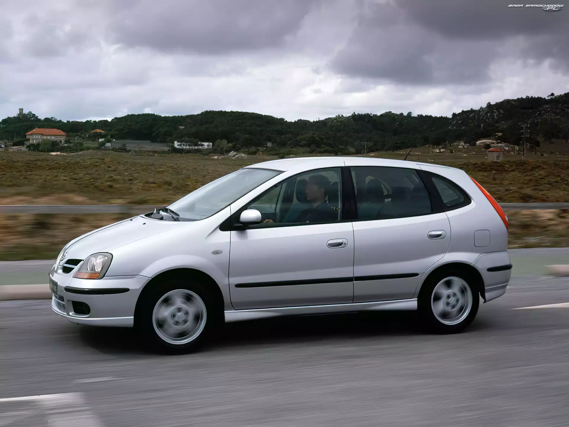 Droga, Nissan Almera Tino