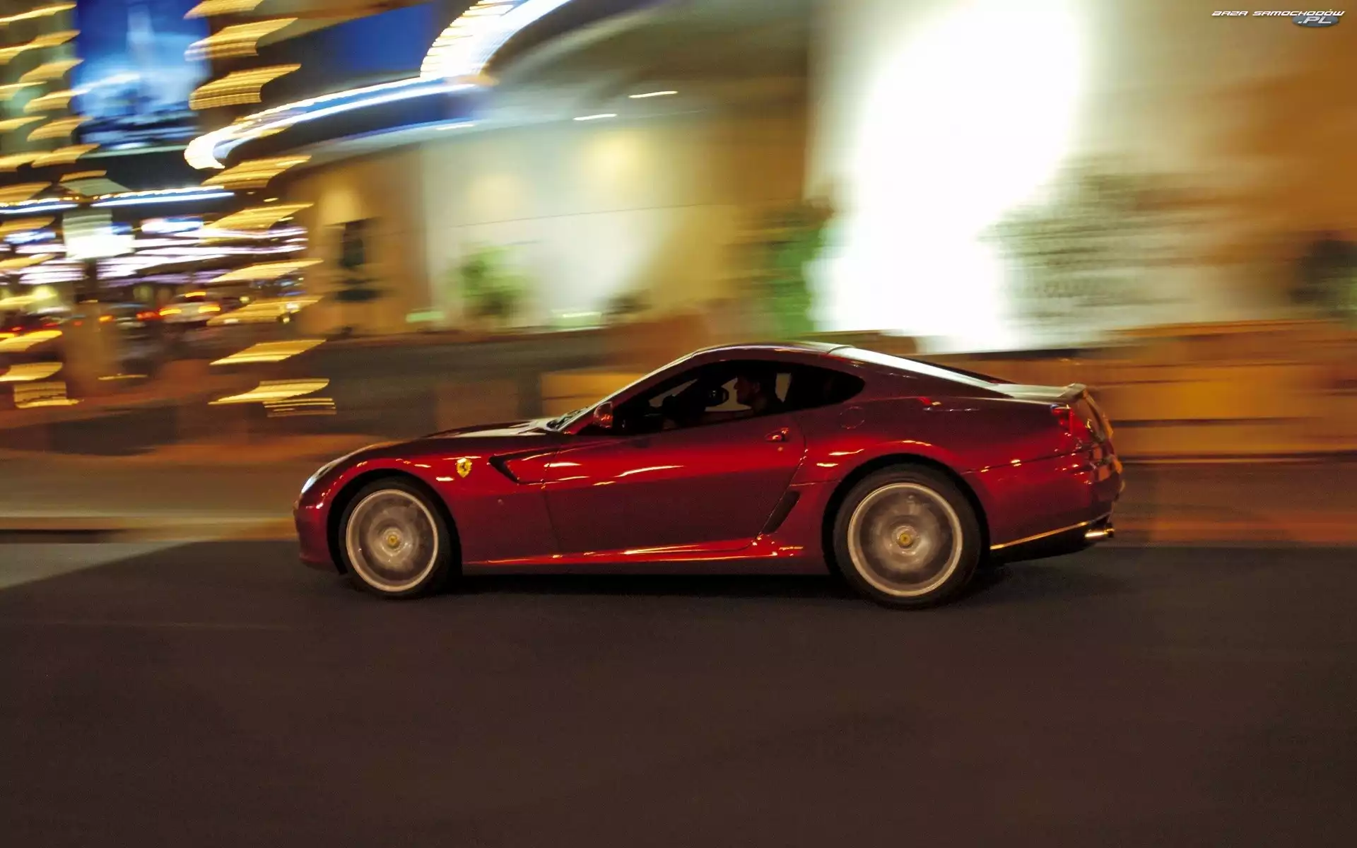 Nocą, Ferrari 599, Miasto
