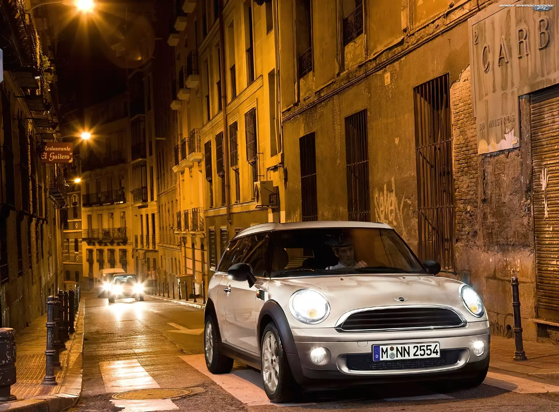 Nocą, Mini One, Miasto