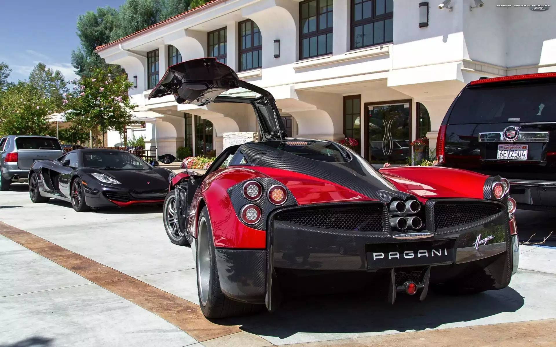 Budynek, Pagani, Parking