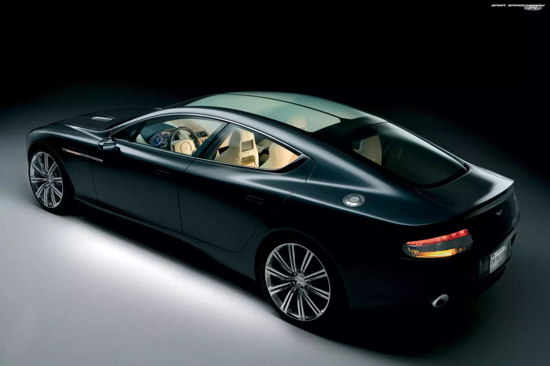 Paliwa, Aston Martin Rapide, Wlew