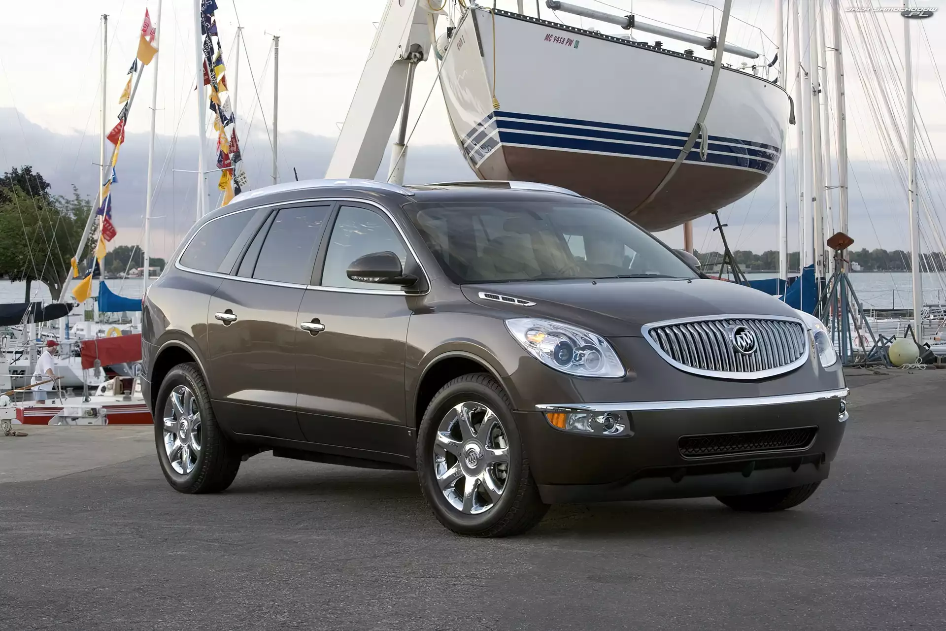 Przystań, Buick Enclave, Jachty