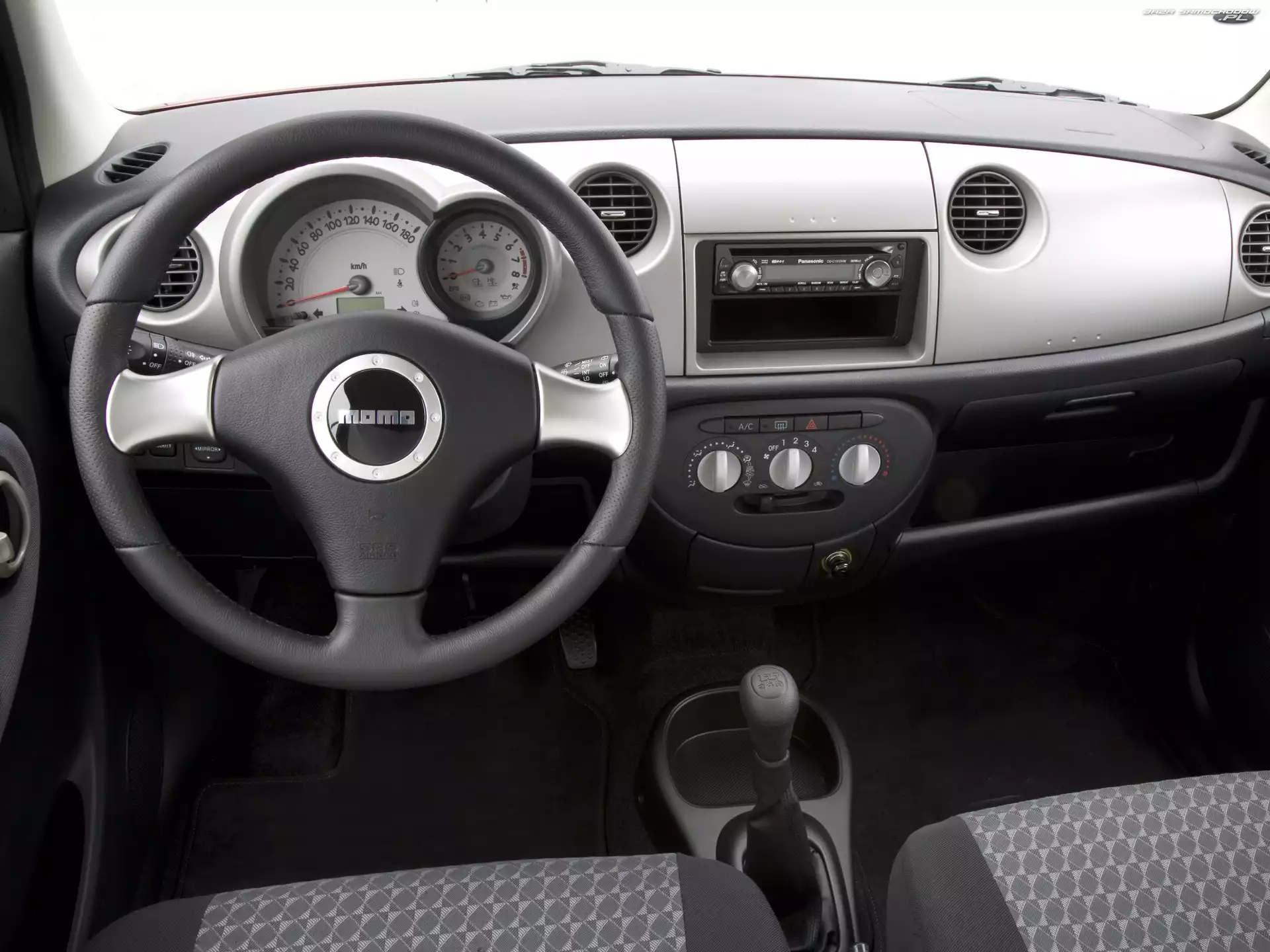 Radio, Daihatsu Trevis, Kierownica
